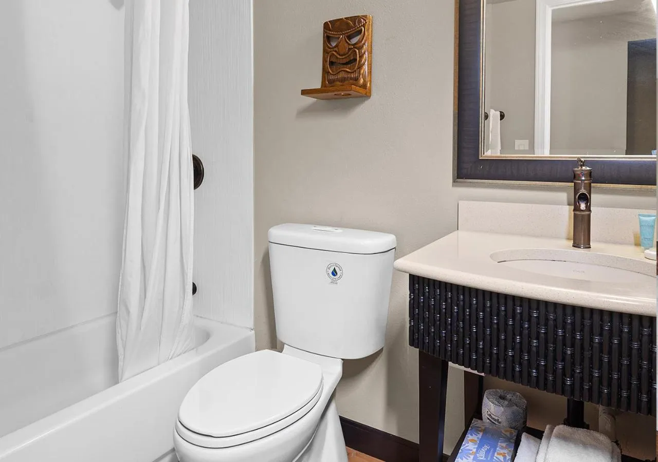 Bathroom in Castle Bamboo Waikīkī Hotel