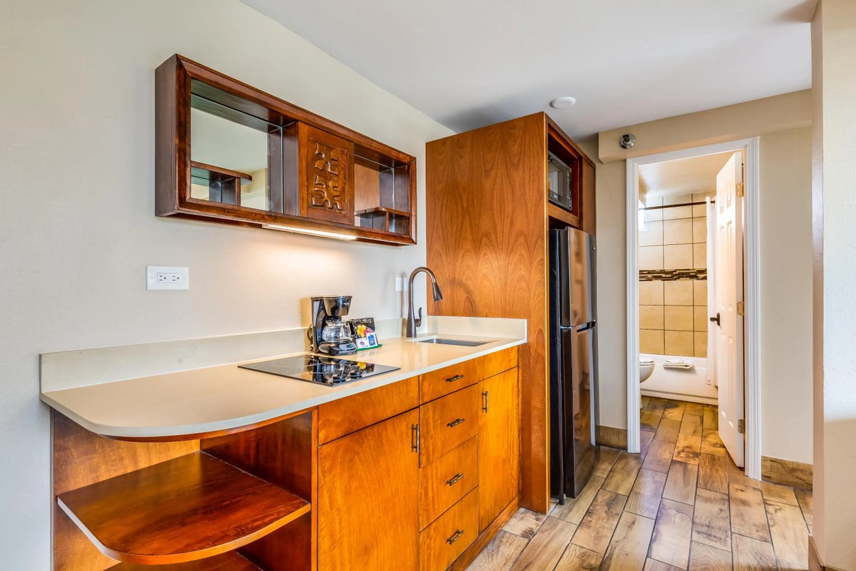 Kitchen or kitchenette in Castle Bamboo Waikīkī Hotel
