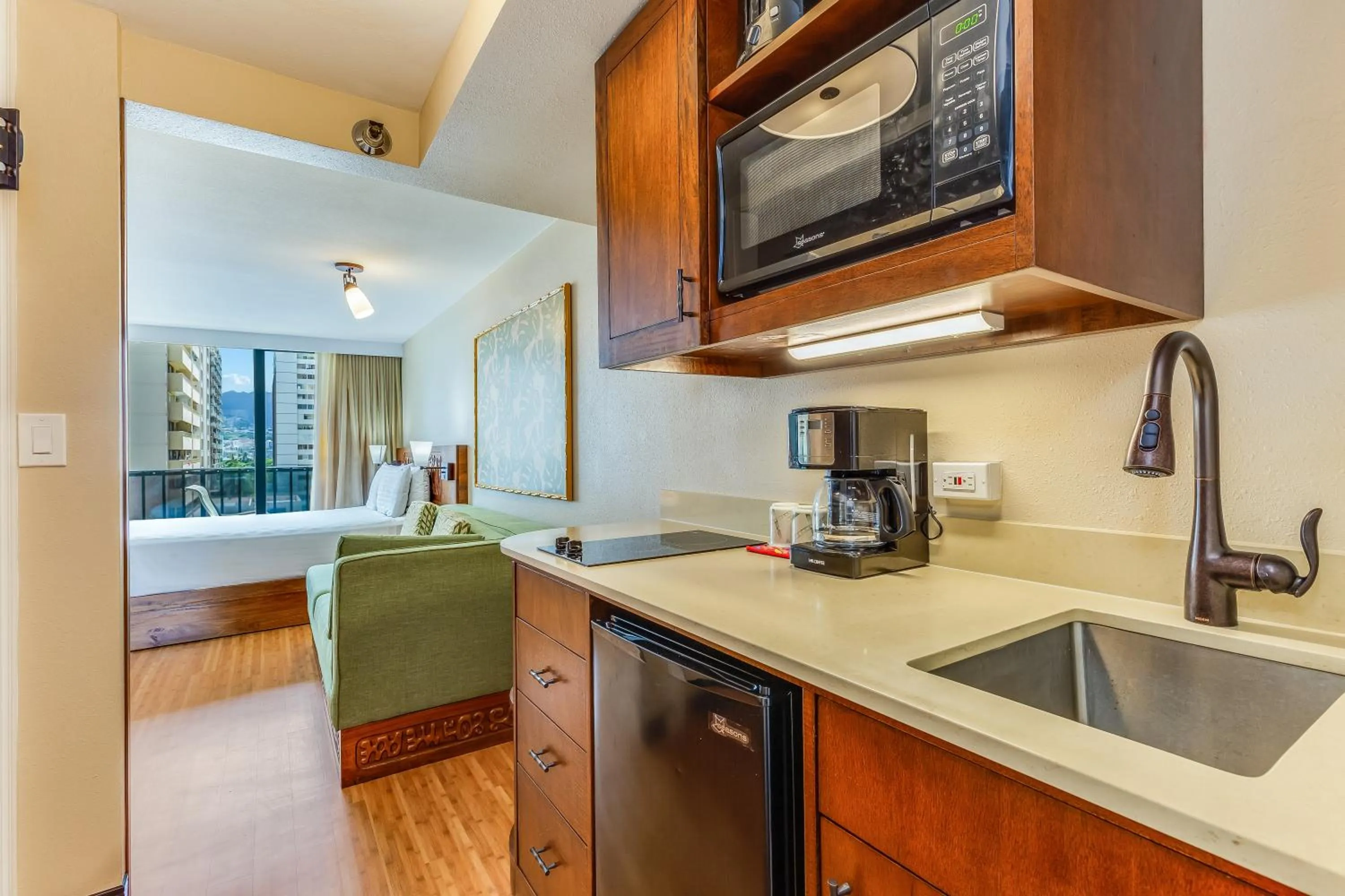 Kitchen or kitchenette in Castle Bamboo Waikīkī Hotel