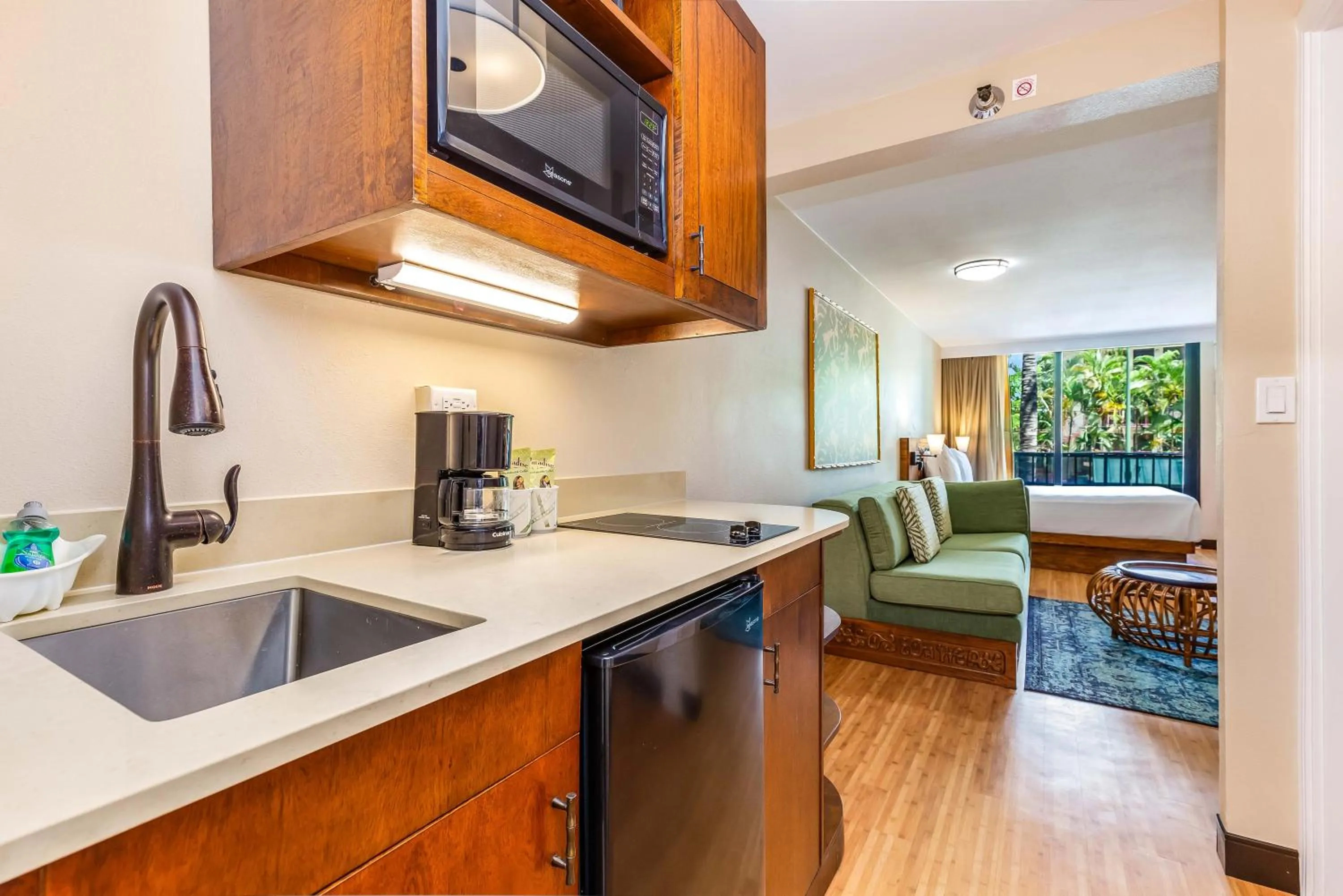 Kitchen or kitchenette in Castle Bamboo Waikīkī Hotel