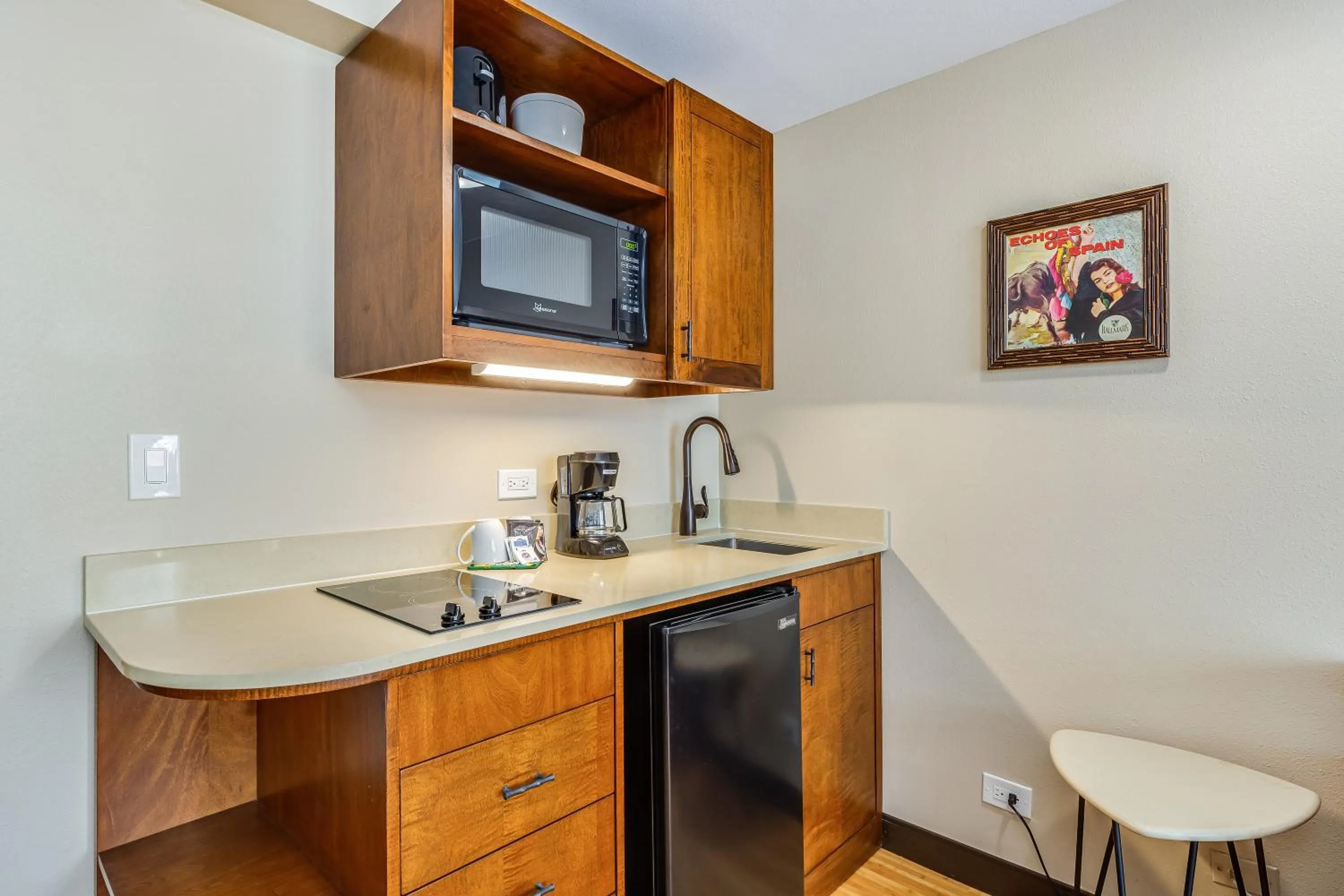Kitchen or kitchenette in Castle Bamboo Waikīkī Hotel