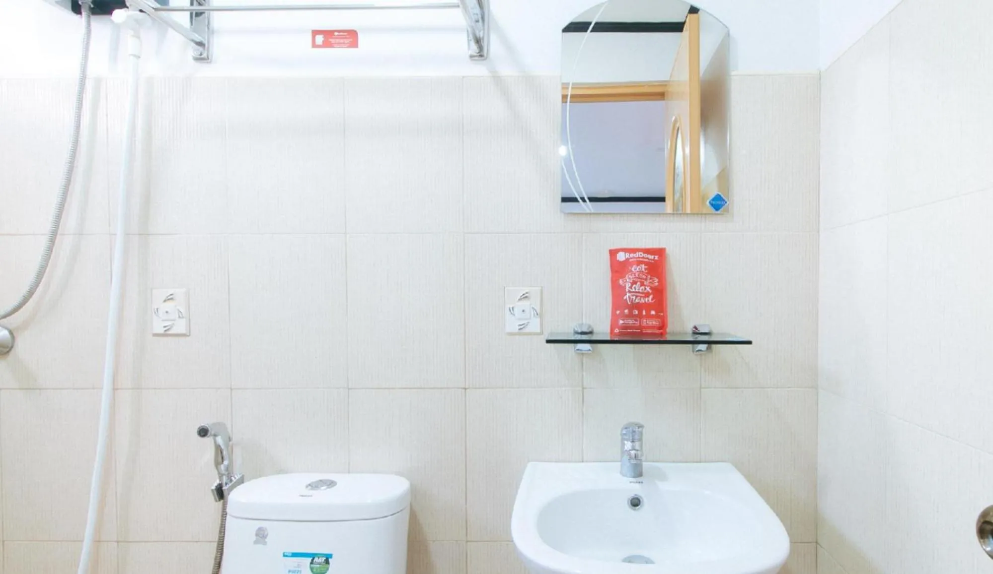 Shower in RedDoorz at La Sefa Hotel and Resort Atimonan