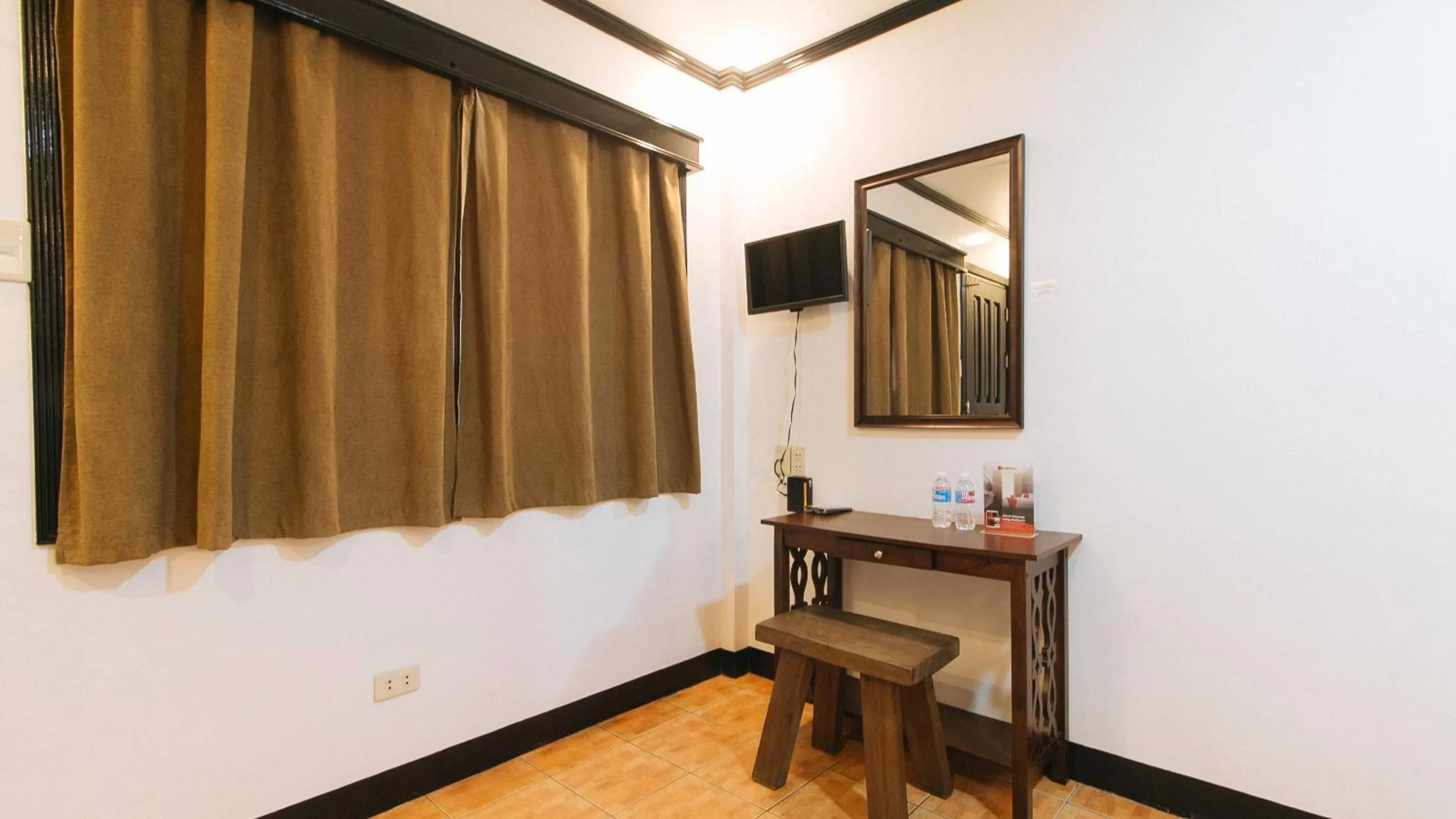 TV and multimedia in RedDoorz at La Sefa Hotel and Resort Atimonan