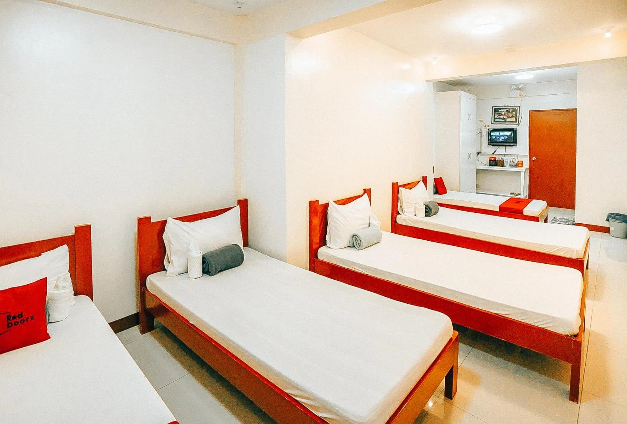 Bed in RedDoorz at S & L Apartelle Daraga Albay
