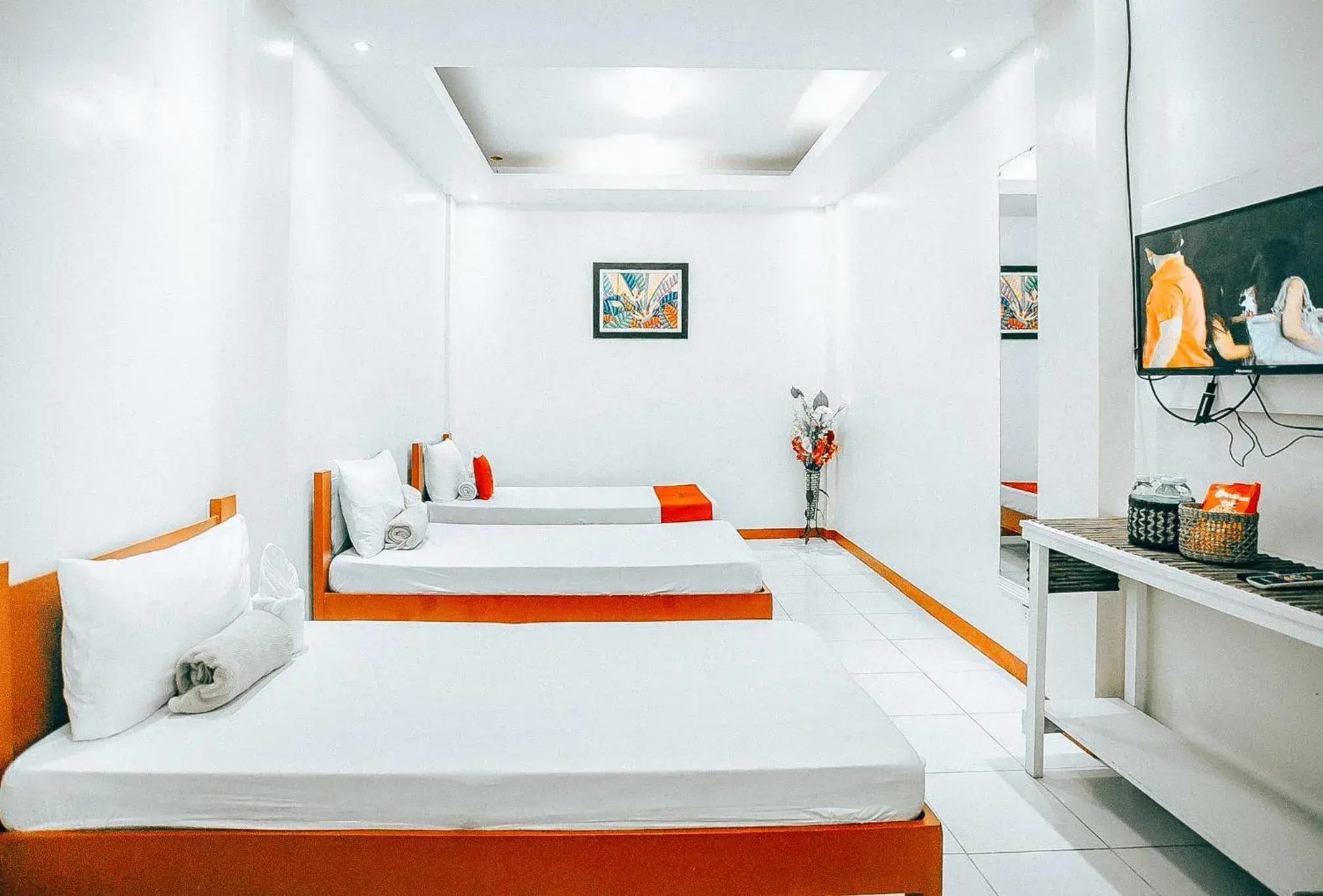 Triple Room in RedDoorz at S & L Apartelle Daraga Albay Triple Room in RedDoorz at S & L Apartelle Daraga Albay