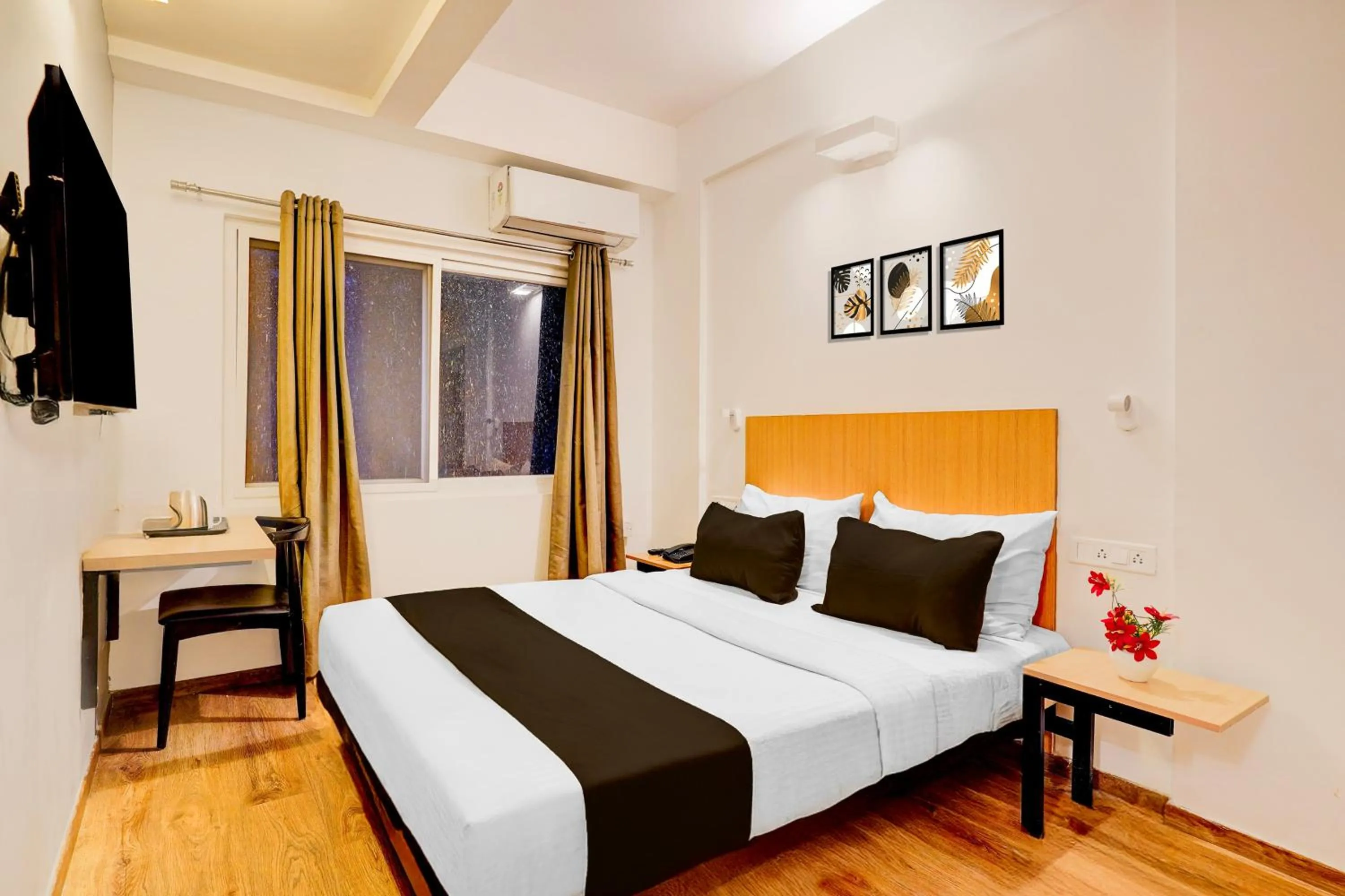 Bedroom, Bed in Super Townhouse HAL Indiranagar Extension