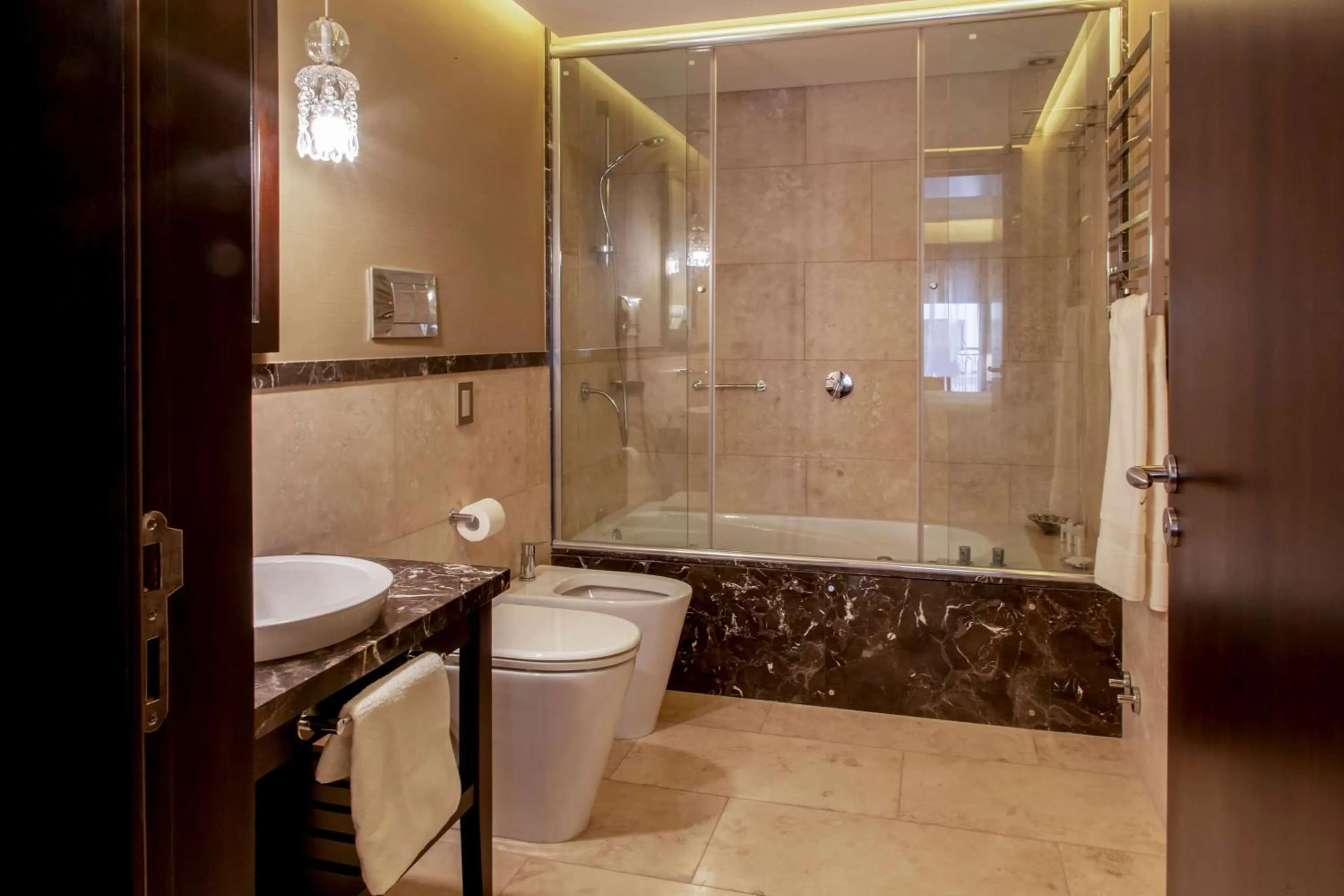 Bathroom in Esplendor by Wyndham Buenos Aires Tango