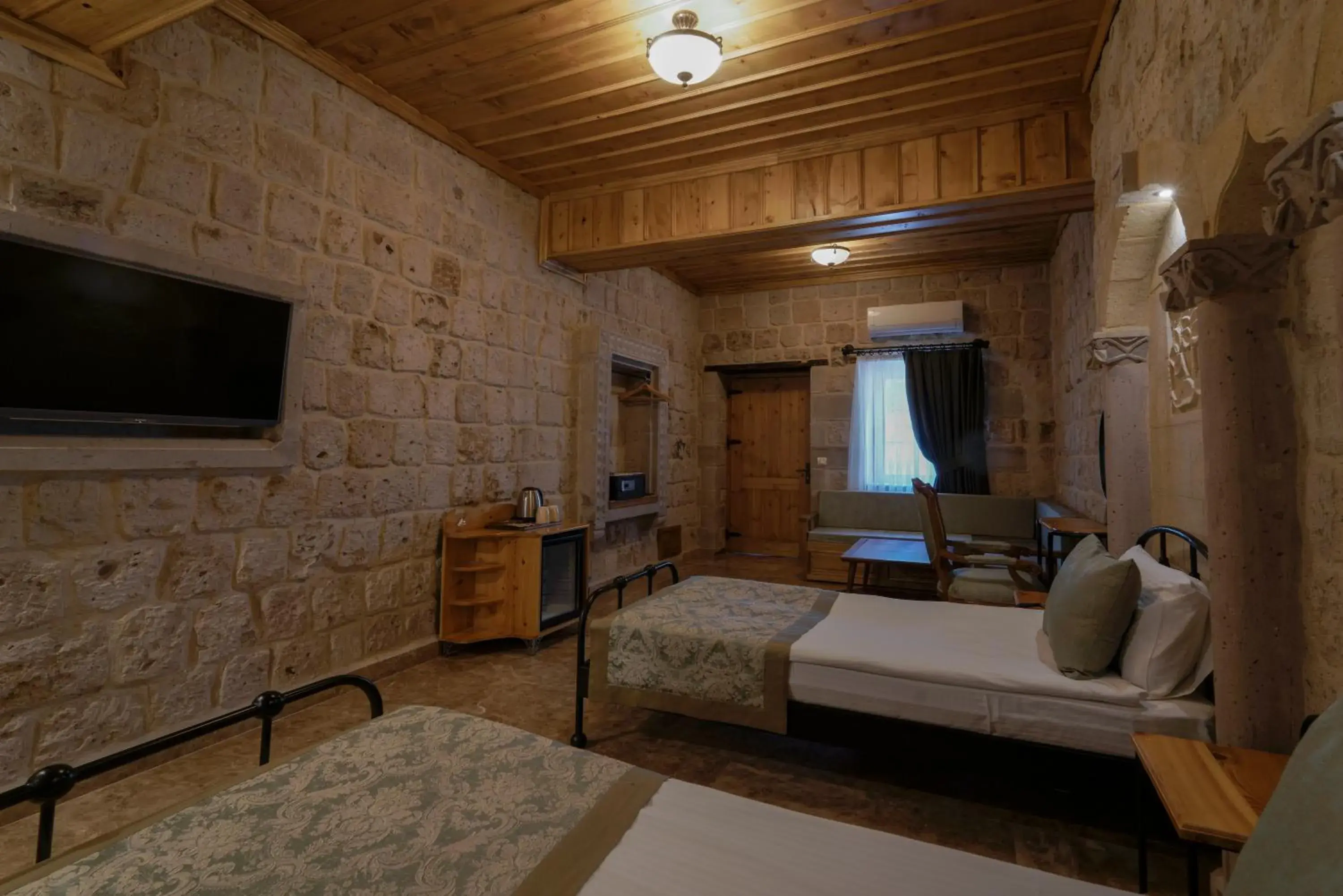 TV and multimedia, Bed in Cratus Stone Palace TV and multimedia, Bed in Cratus Stone Palace