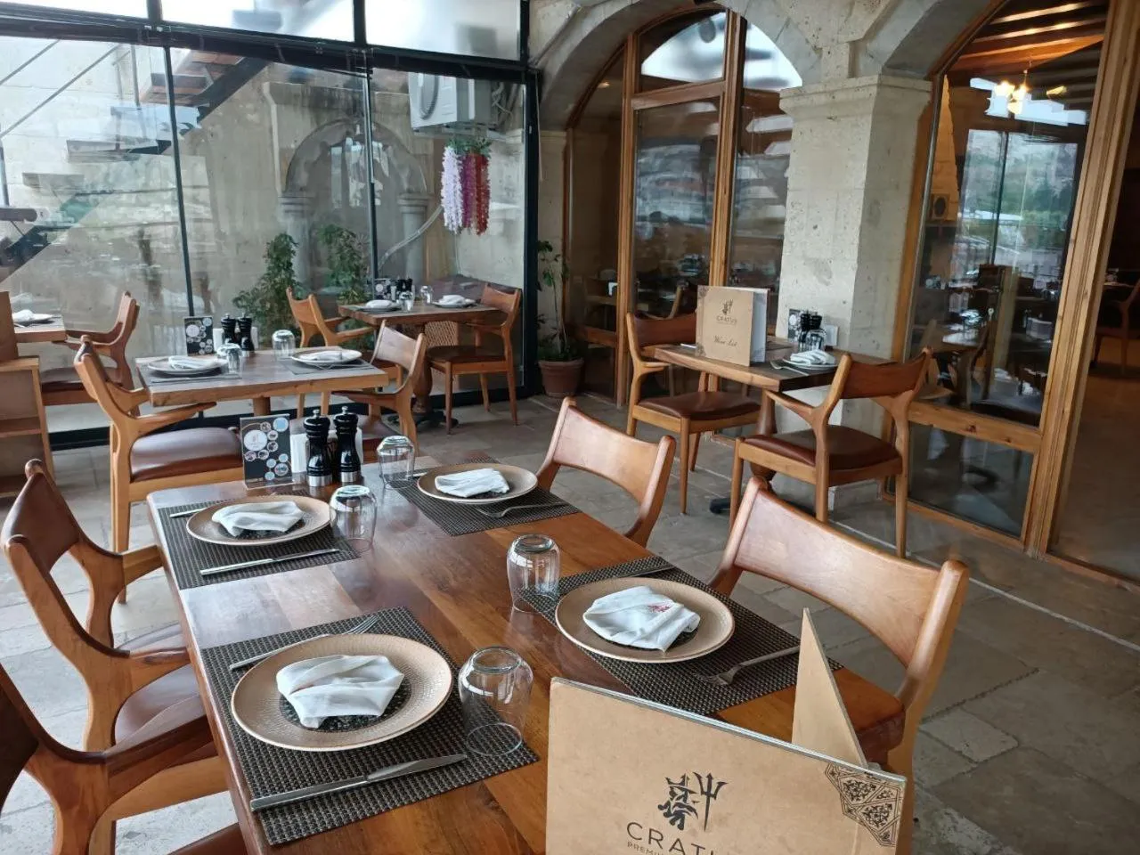 Restaurant/places to eat in Cratus Stone Palace