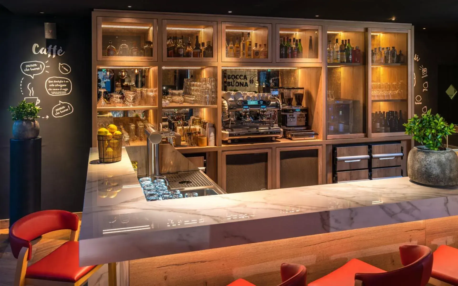 Lounge or bar in Radisson Hotel Zurich Airport Lounge or bar in Radisson Hotel Zurich Airport