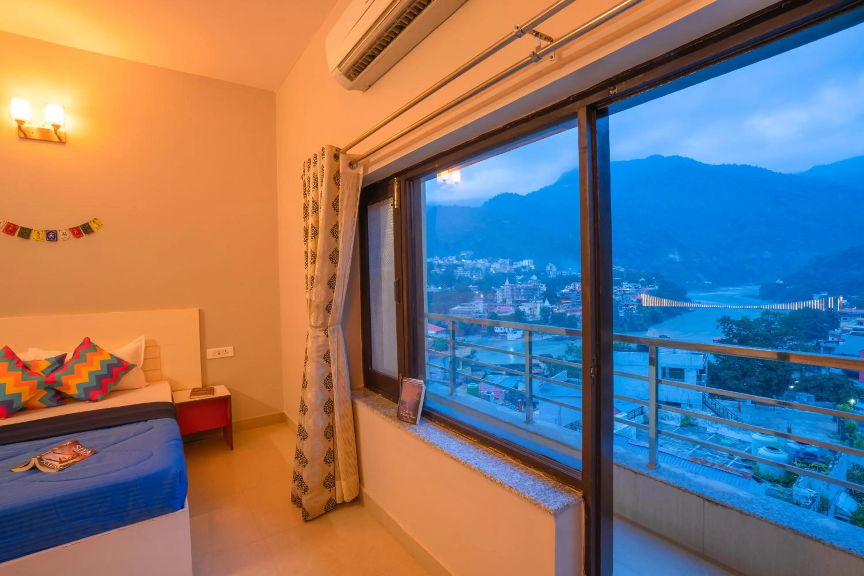 View (from property/room), Bed in goSTOPS Rishikesh, Lakshman Jhula