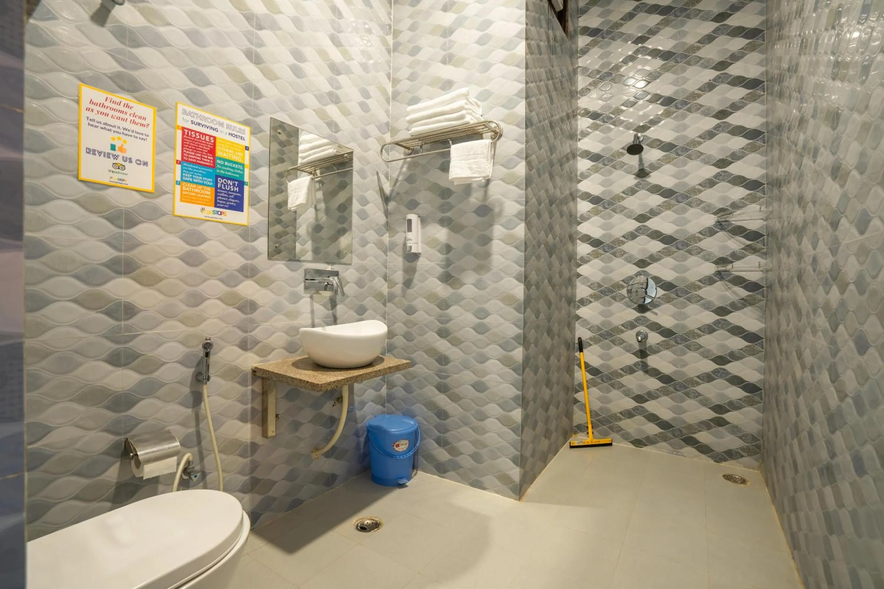 Bathroom in goSTOPS Rishikesh, Lakshman Jhula