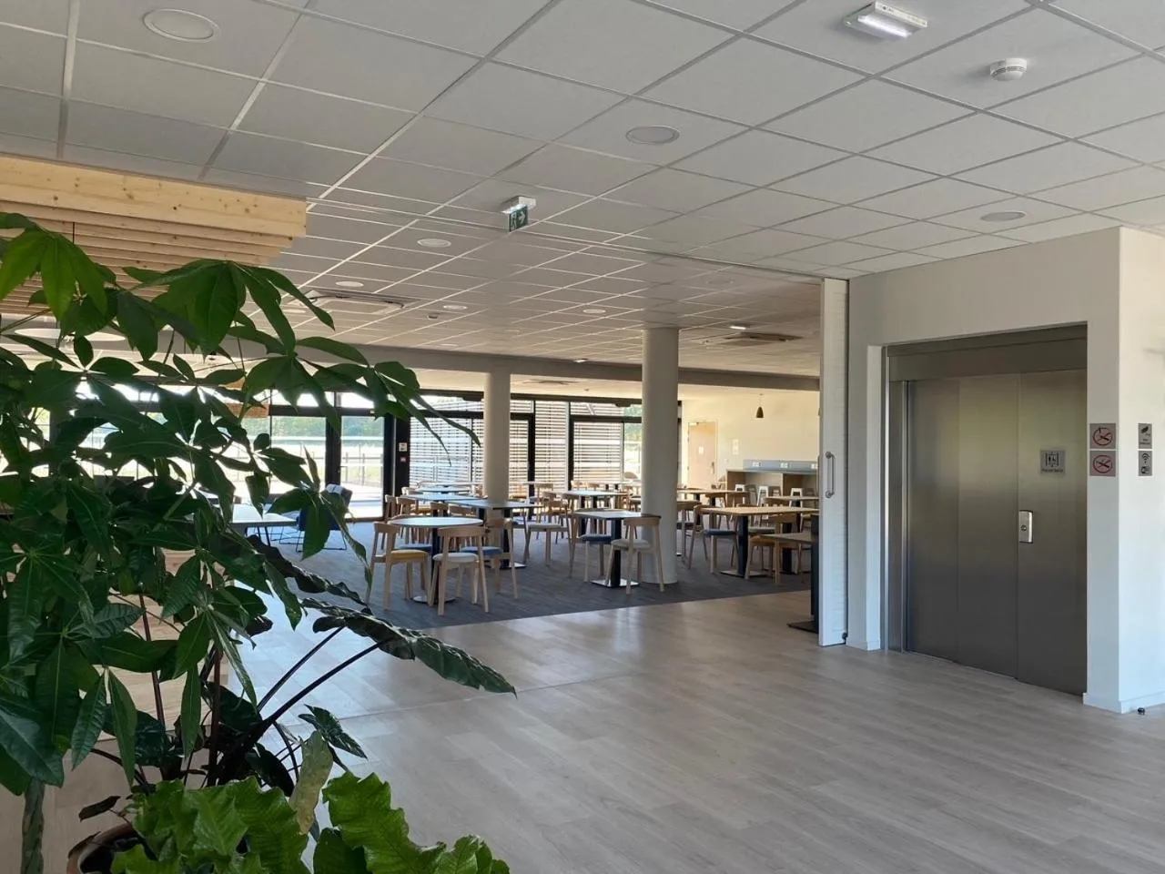 Lobby or reception in The Originals City, Hôtel Le Relais des Deux Mers, Marmande Sud