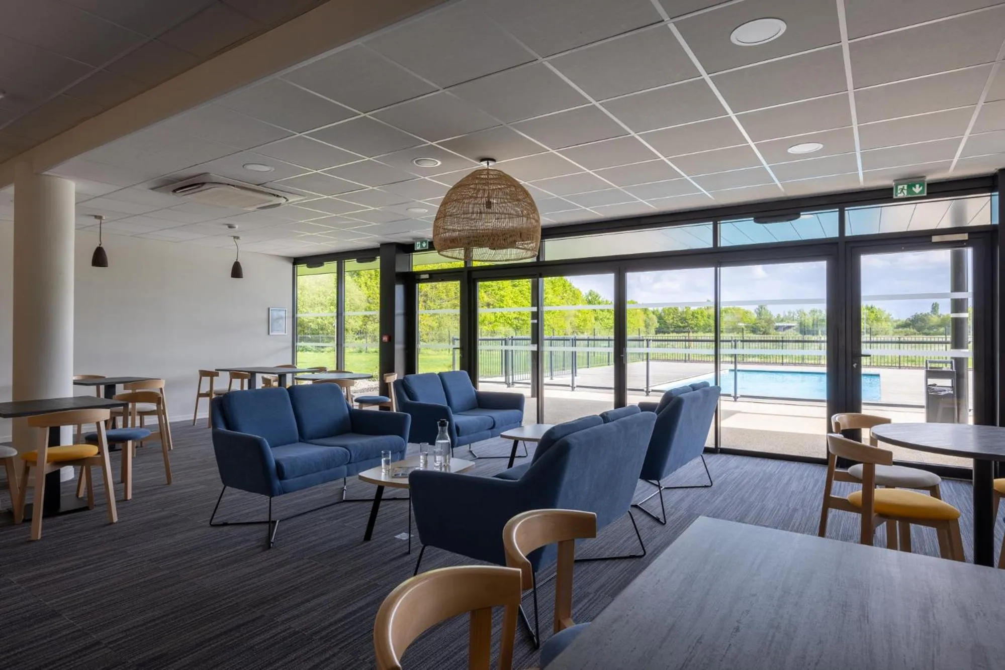 Lounge or bar in The Originals City, Hôtel Le Relais des Deux Mers, Marmande Sud