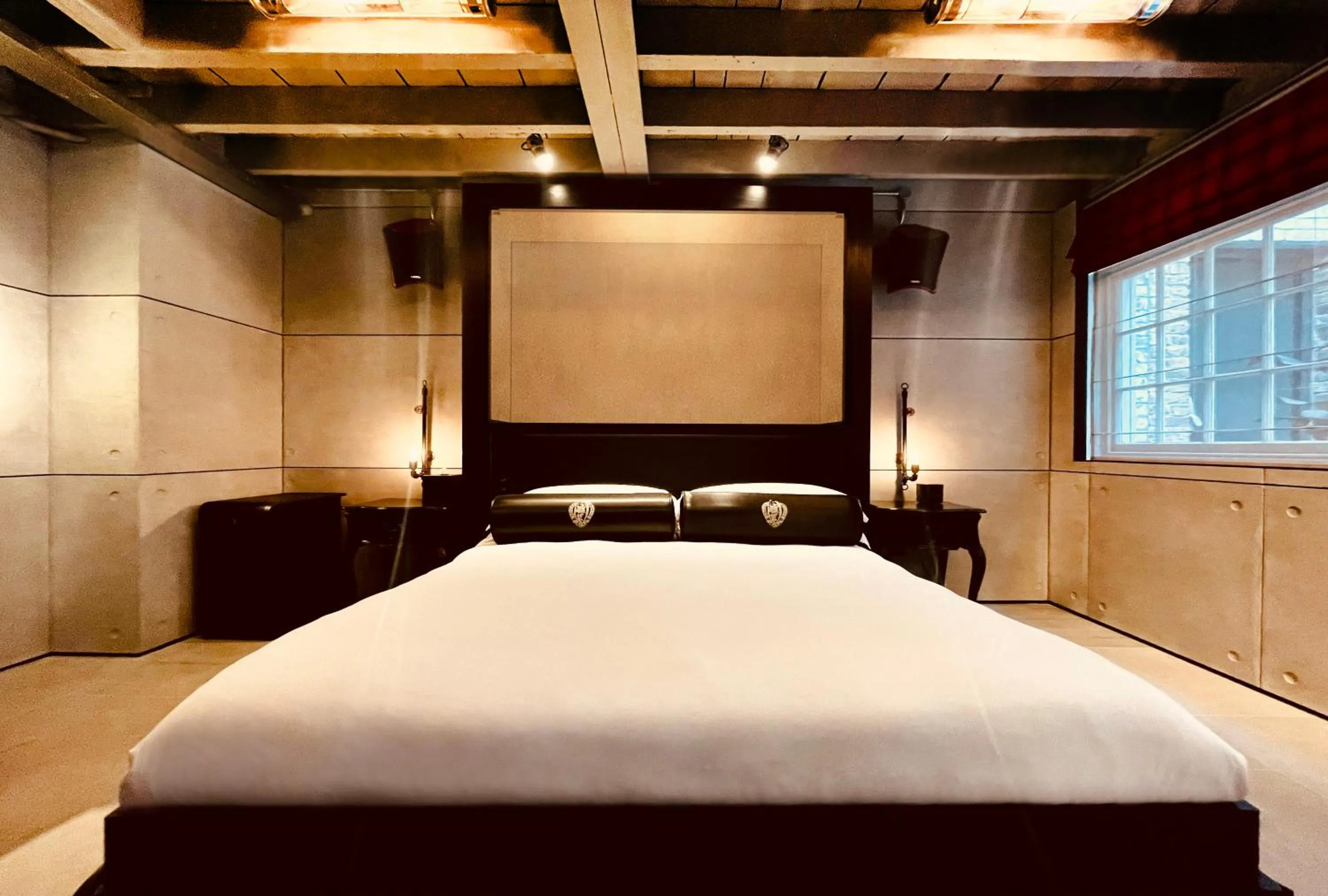 Bedroom, Bed in Chateau Denmark London