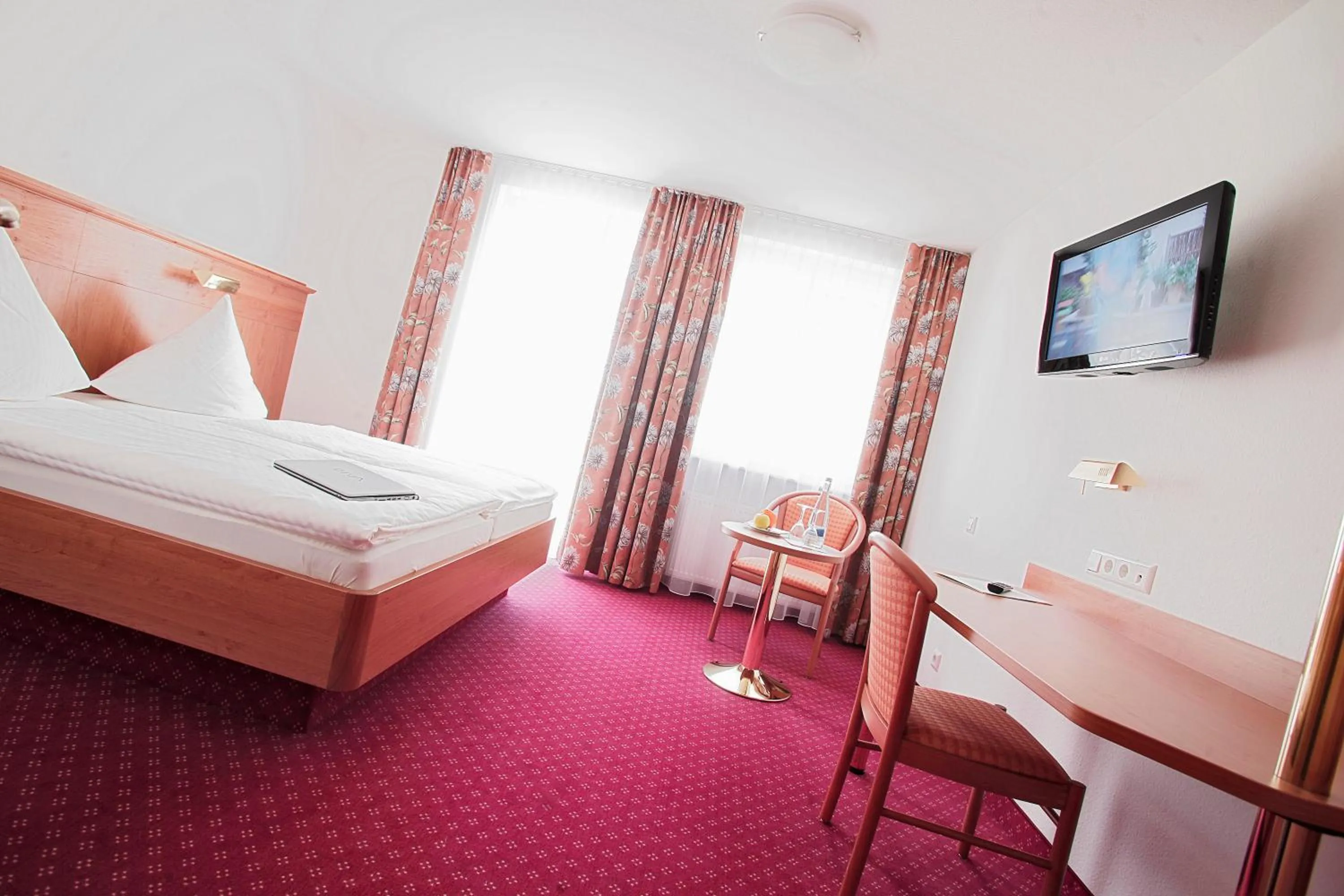 Day, Bed in Hotel Hirsch