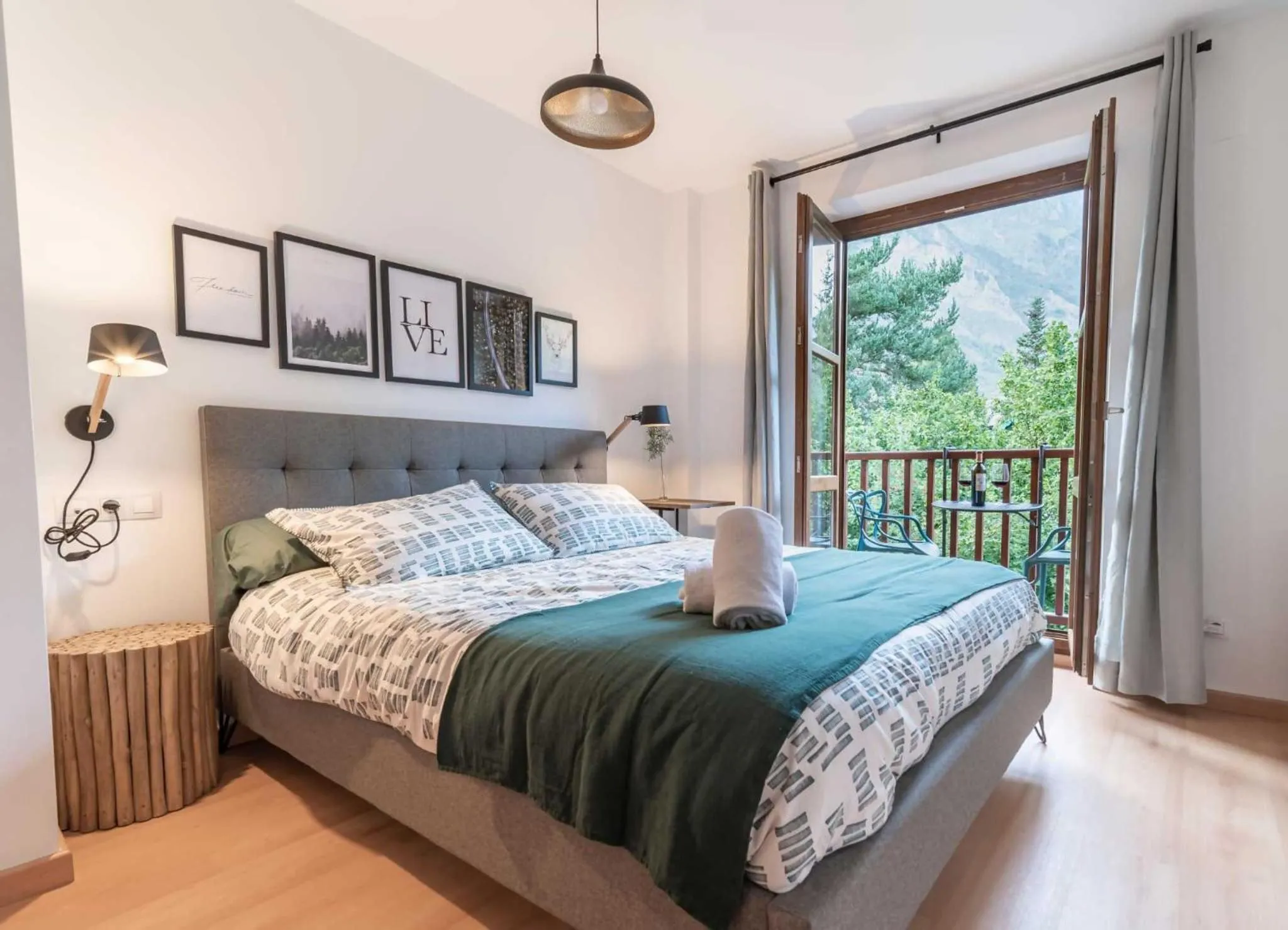 LOIRA CASA SANCHINES: Cálido dúplex en Benasque