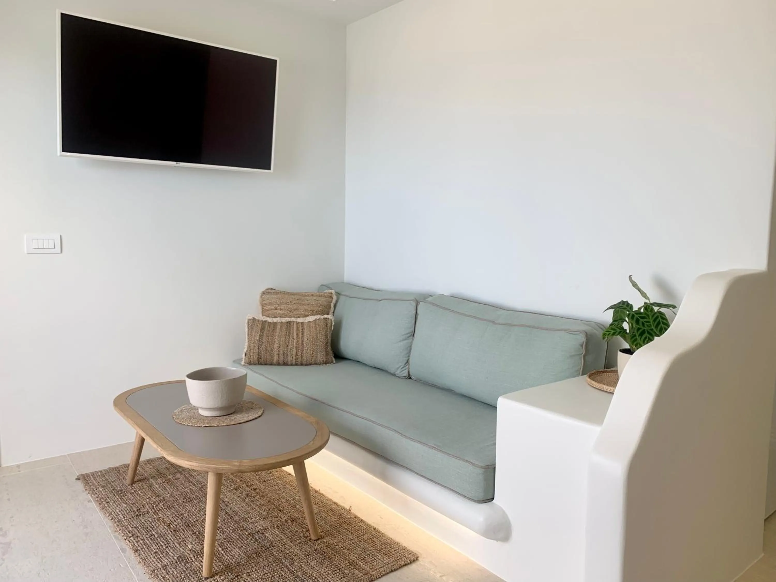 TV and multimedia in Mod Santorini Vegan Accommodation