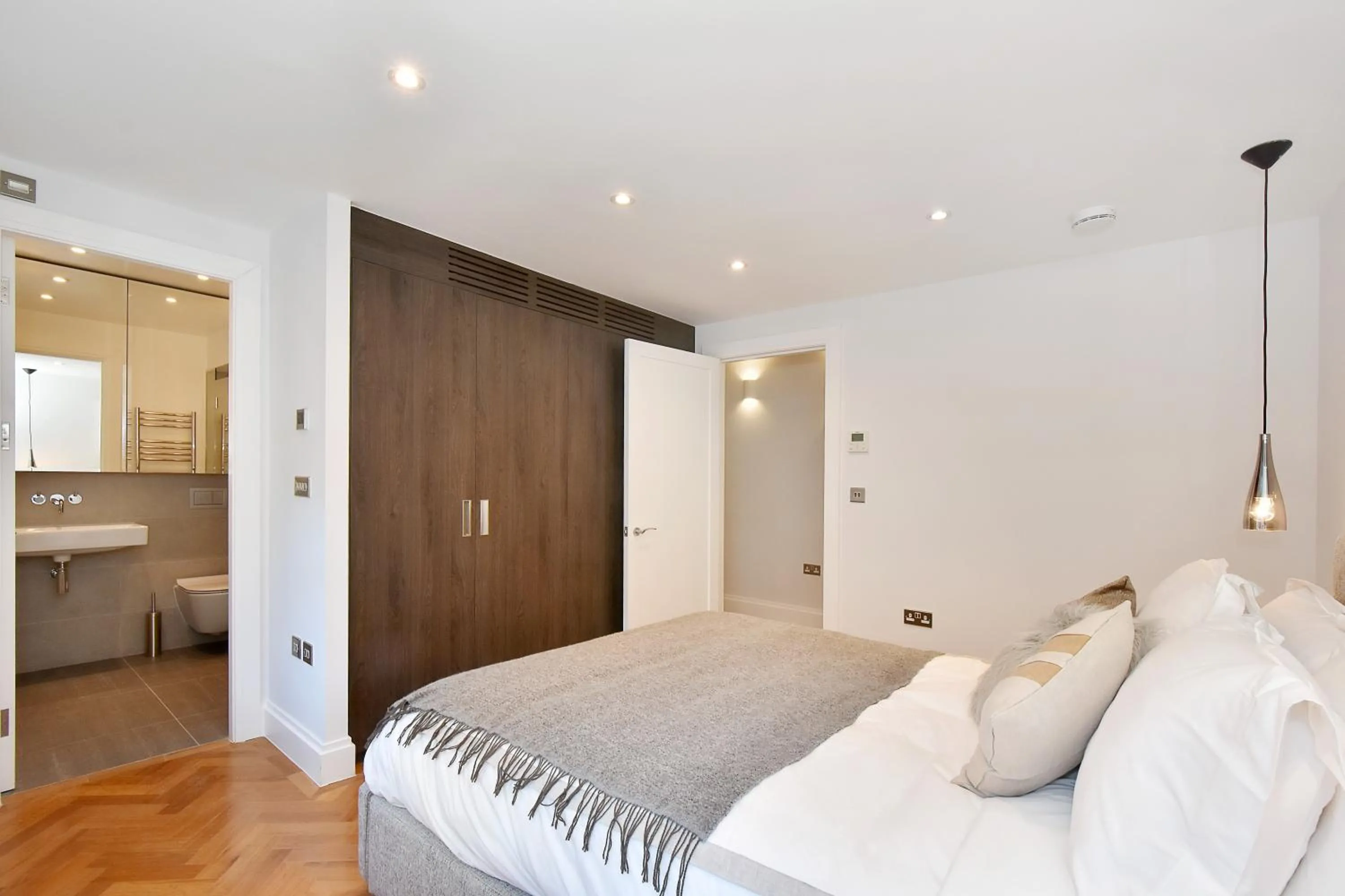 Bedroom, Bed in London Choice Apartments - Mayfair - Piccadilly