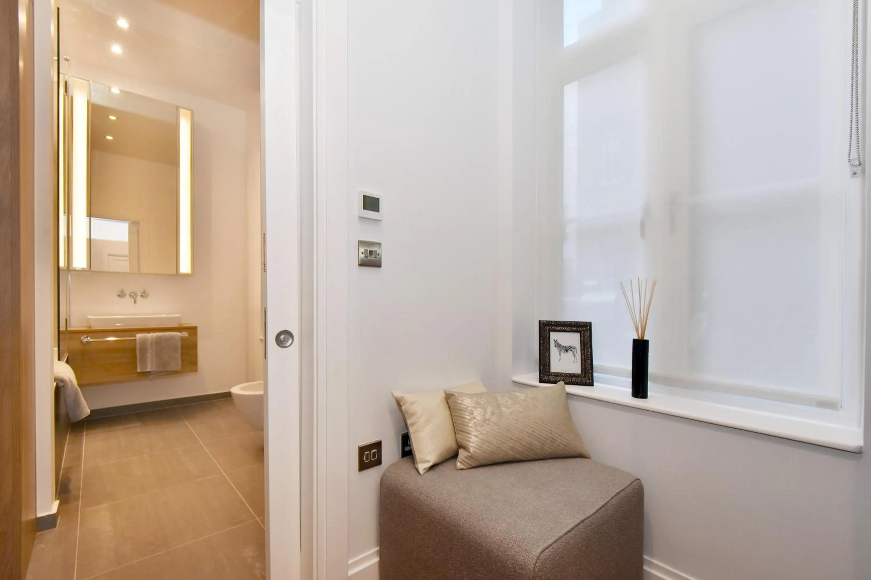 Bathroom, Bed in London Choice Apartments - Mayfair - Piccadilly