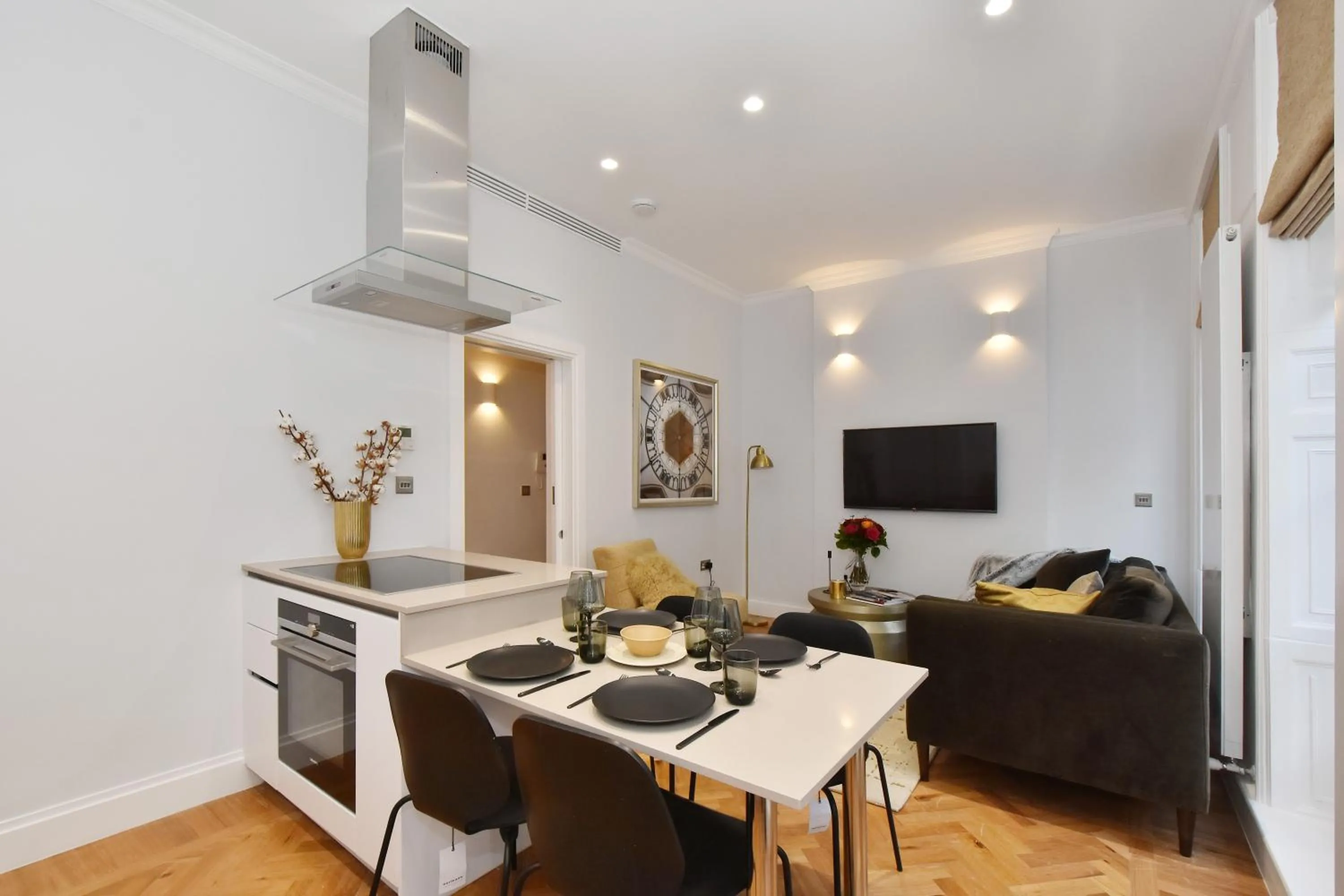 Dining area in London Choice Apartments - Mayfair - Piccadilly