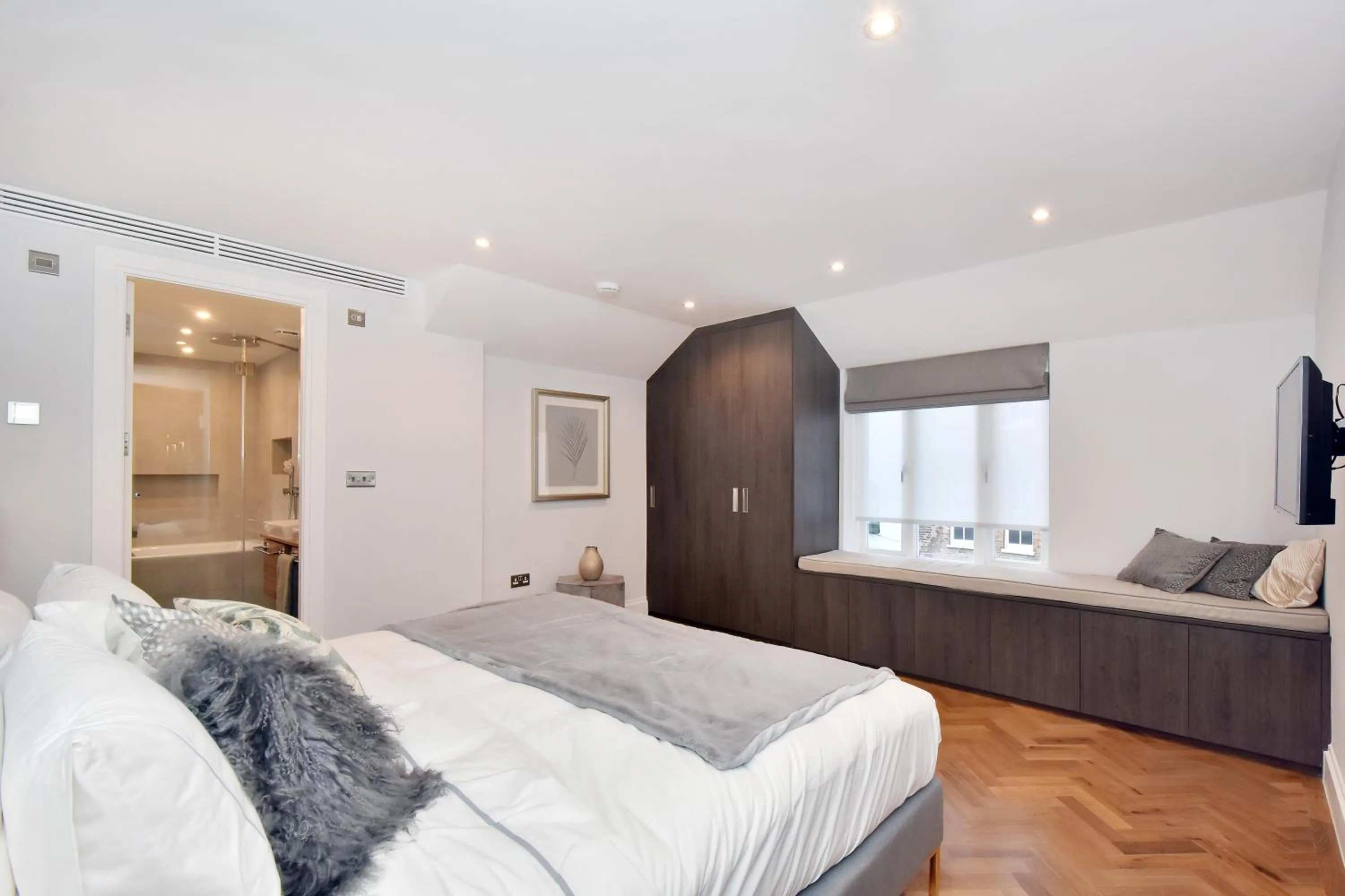 Bedroom, Bed in London Choice Apartments - Mayfair - Piccadilly