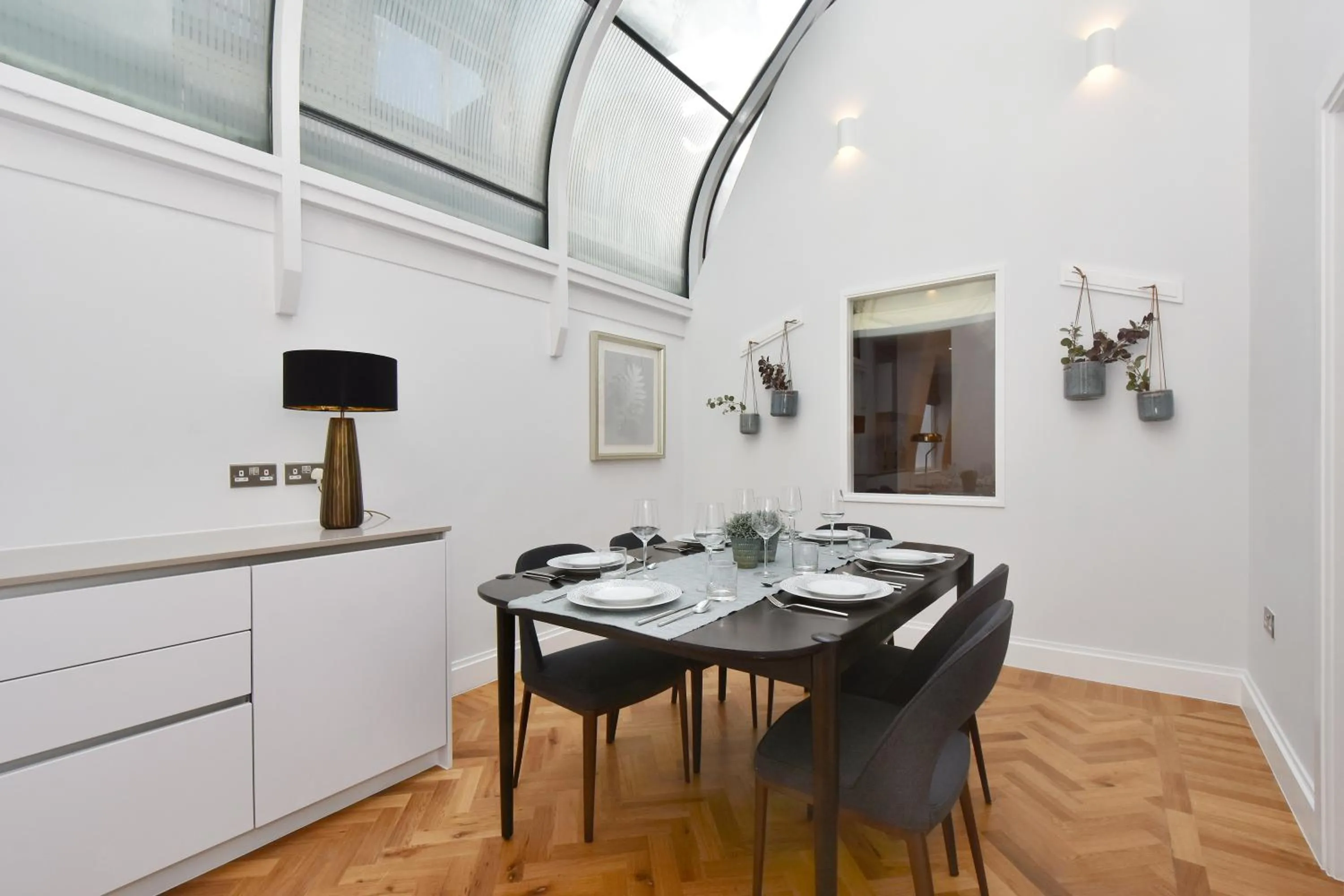 Dining area in London Choice Apartments - Mayfair - Piccadilly