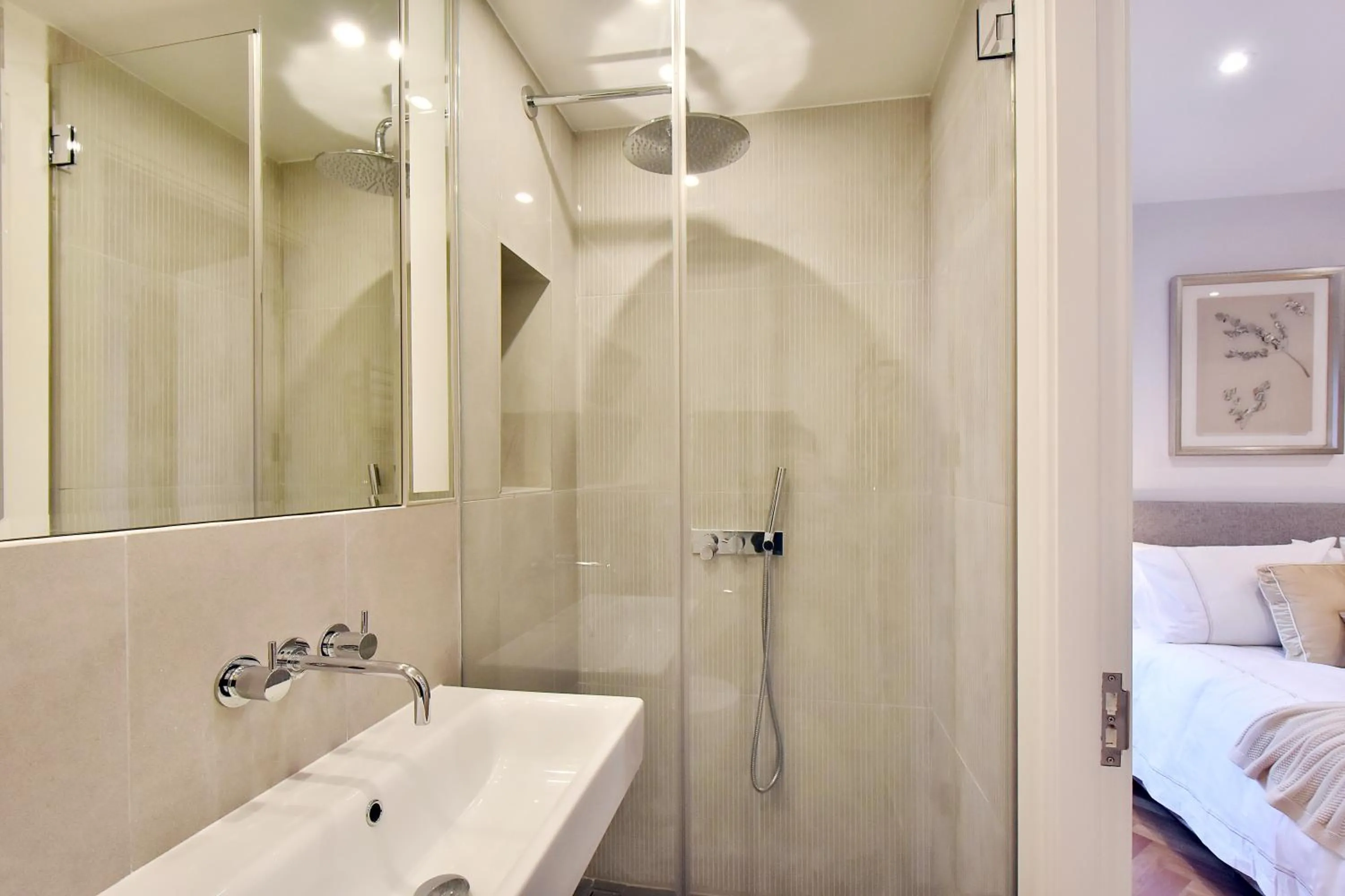 Bathroom, Bed in London Choice Apartments - Mayfair - Piccadilly