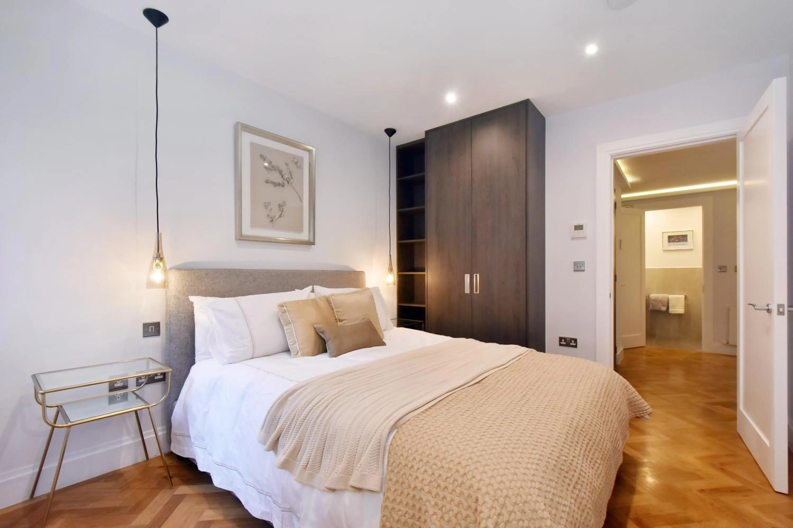 Bedroom, Bed in London Choice Apartments - Mayfair - Piccadilly