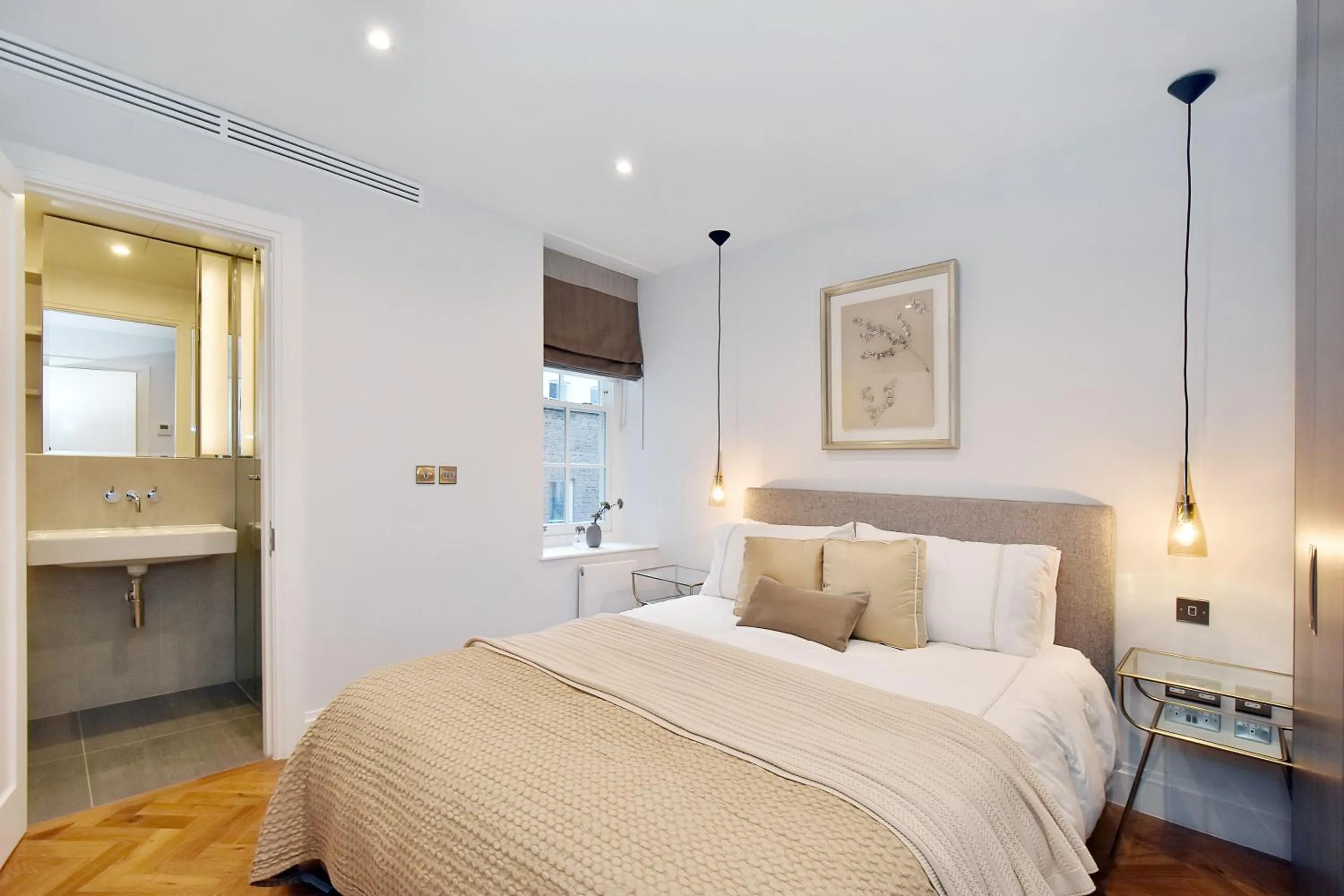 Bedroom, Bed in London Choice Apartments - Mayfair - Piccadilly