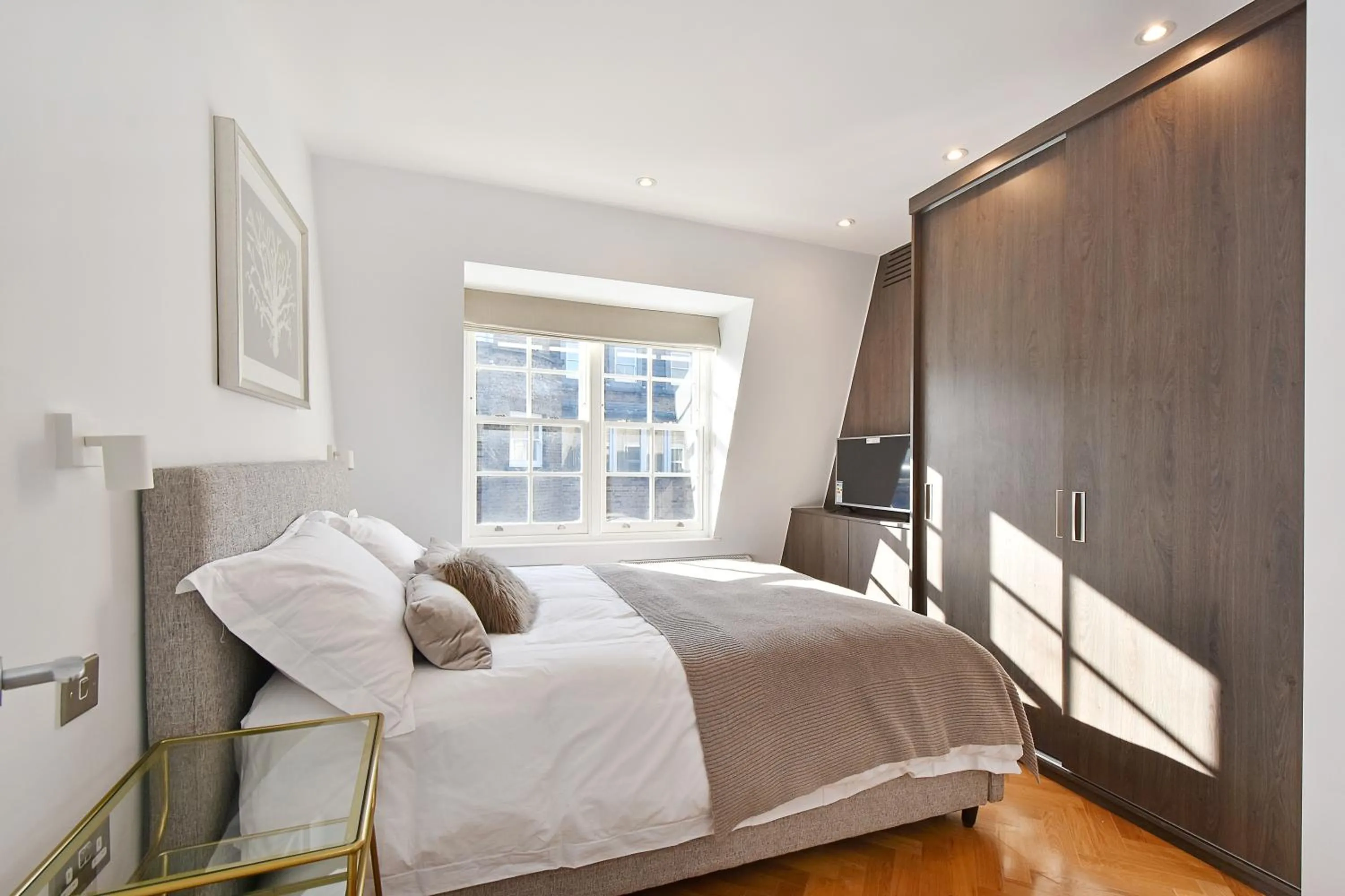 Bedroom, Bed in London Choice Apartments - Mayfair - Piccadilly