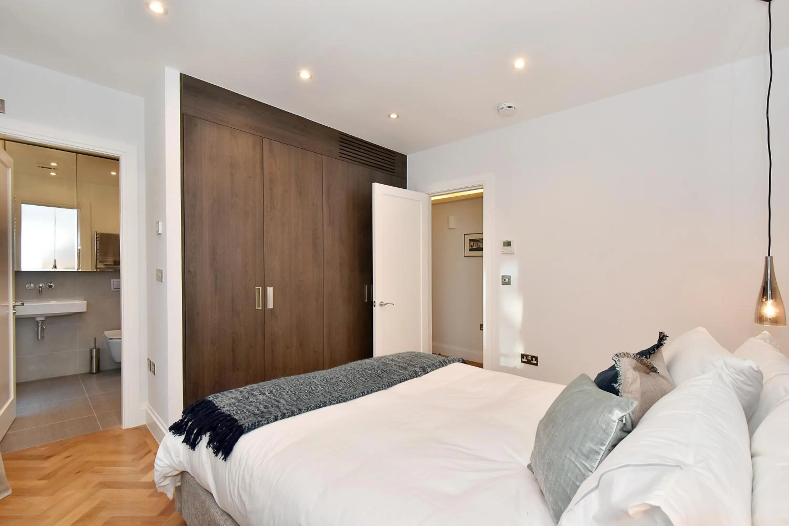 Bedroom, Bed in London Choice Apartments - Mayfair - Piccadilly
