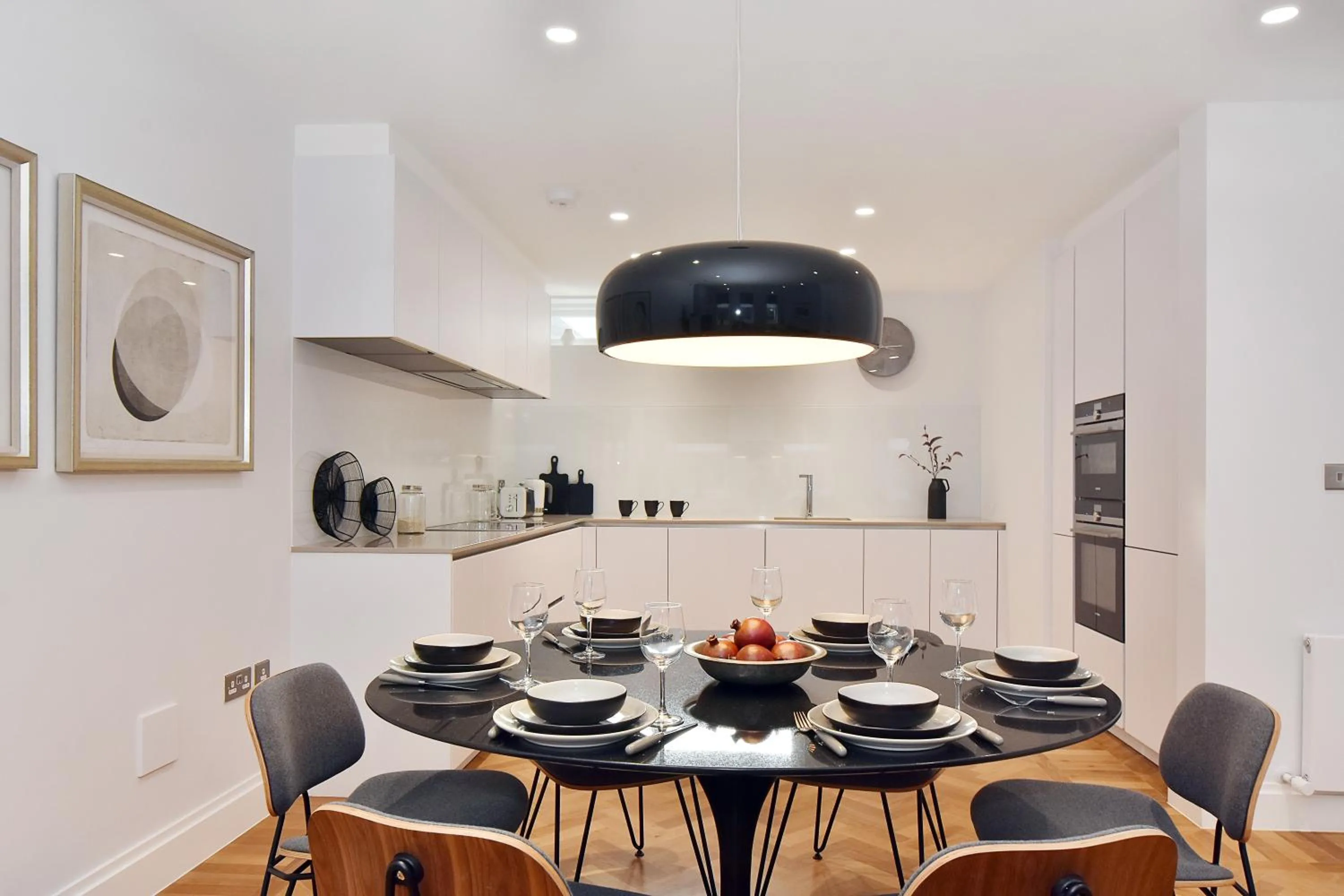 Dining area in London Choice Apartments - Mayfair - Piccadilly