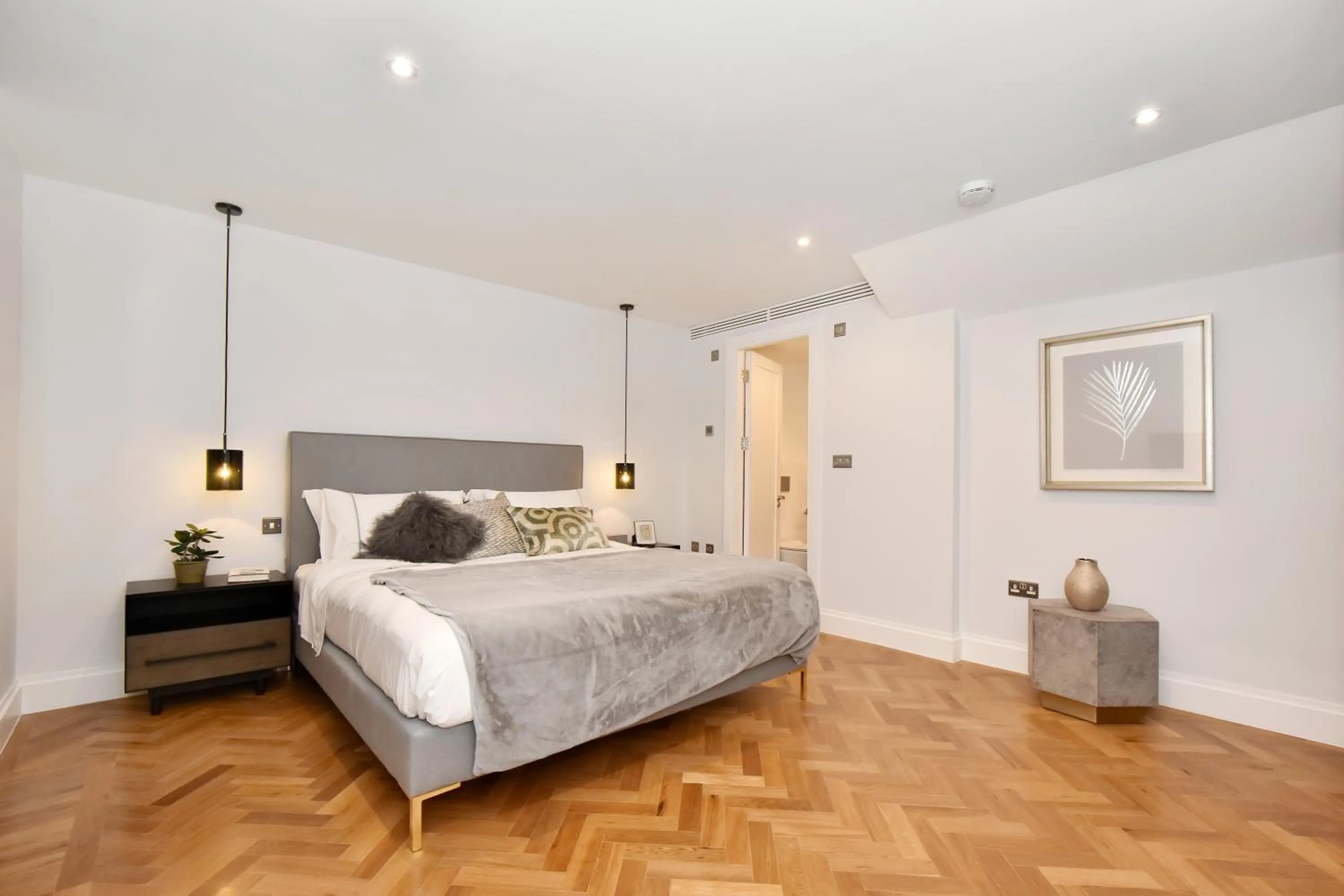 Bedroom, Bed in London Choice Apartments - Mayfair - Piccadilly