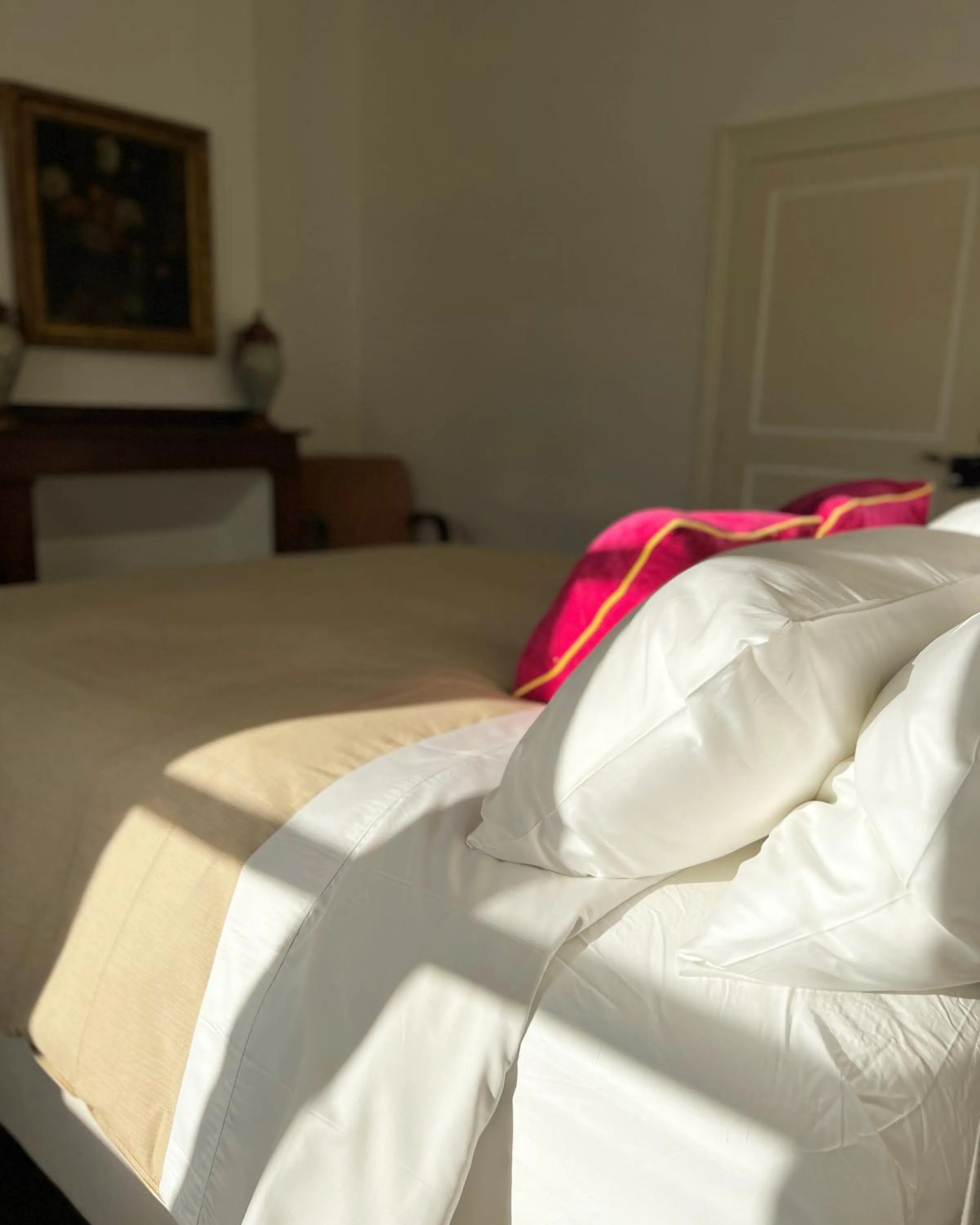 Photo of the whole room, Bed in NOUBAR