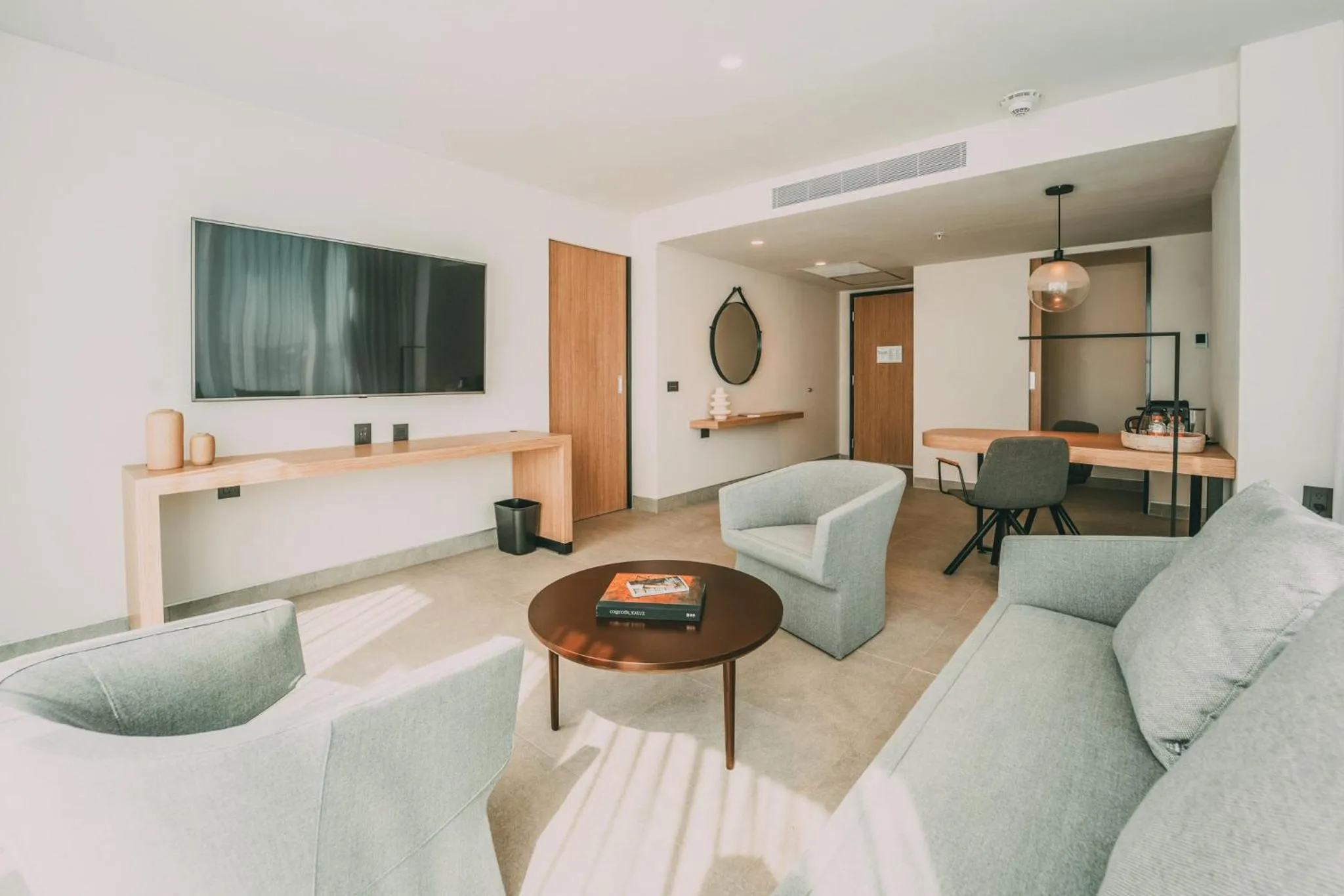 Communal lounge/ TV room in AKEN MIND Mérida Hotel