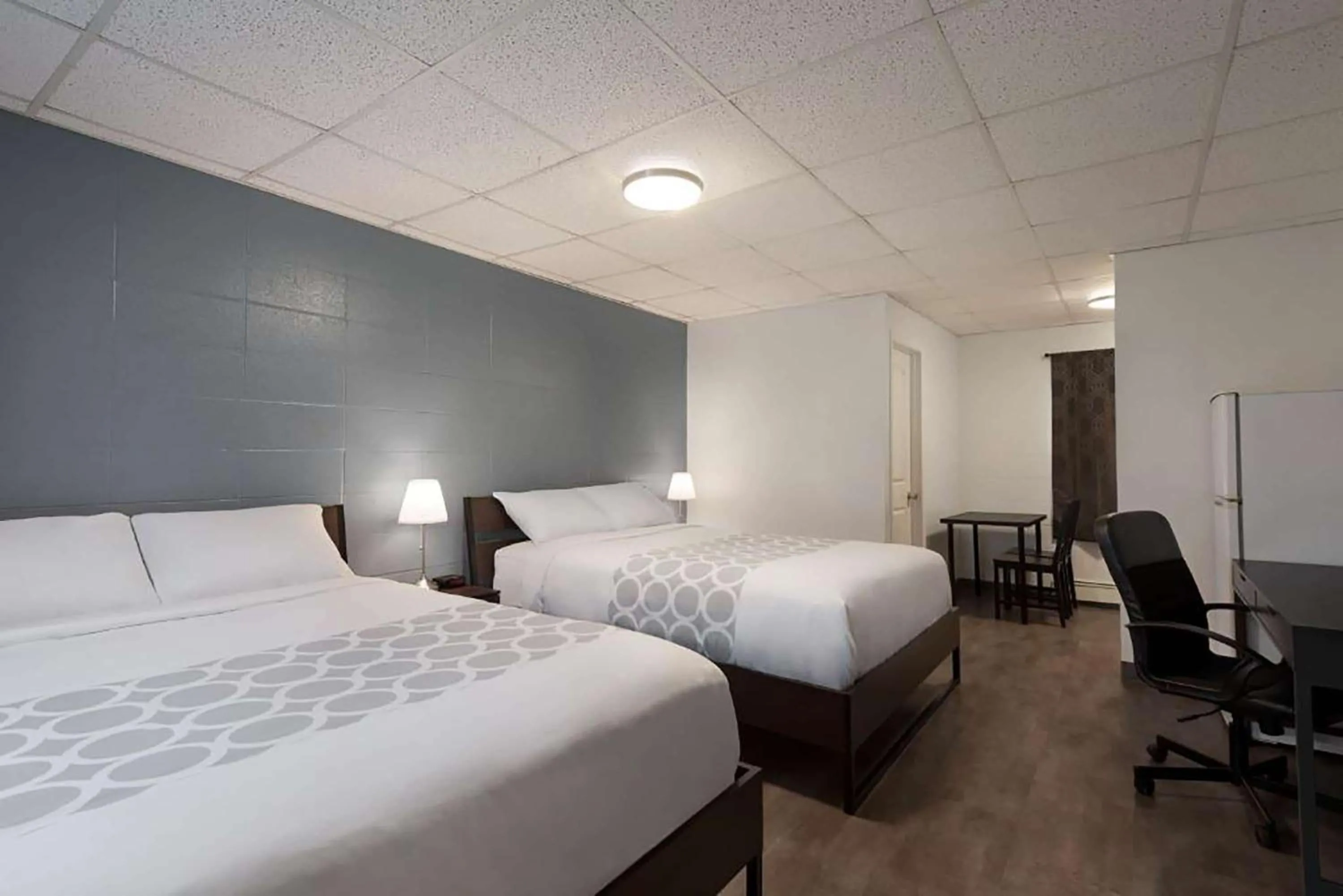Photo of the whole room, Bed in Howard Johnson by Wyndham Grande Prairie