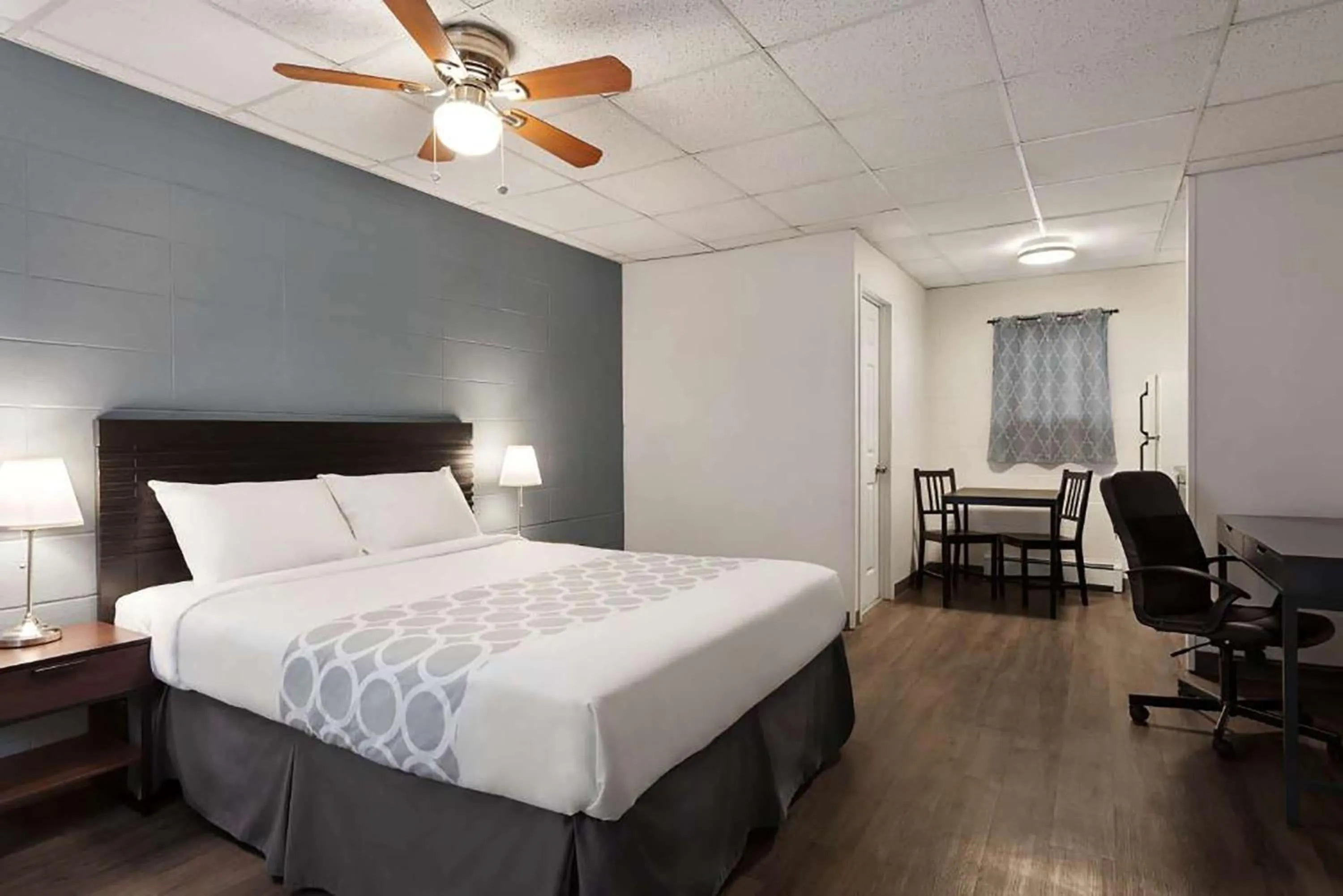 Bedroom, Bed in Howard Johnson by Wyndham Grande Prairie