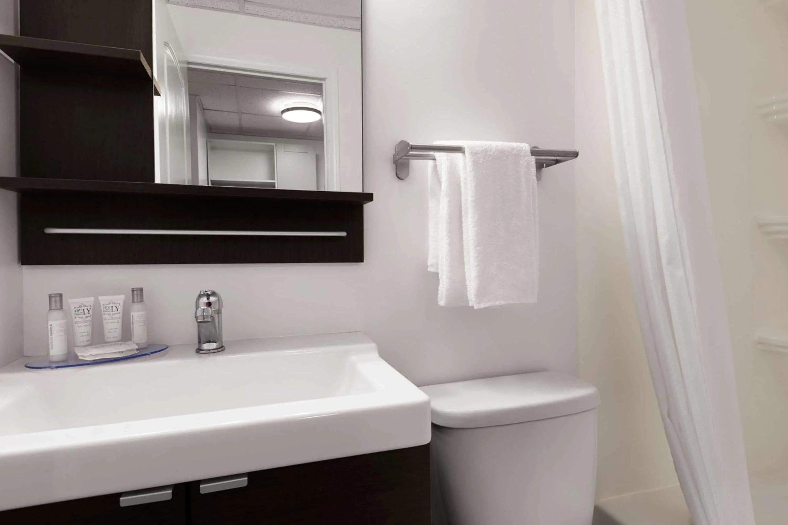Bathroom in Howard Johnson by Wyndham Grande Prairie