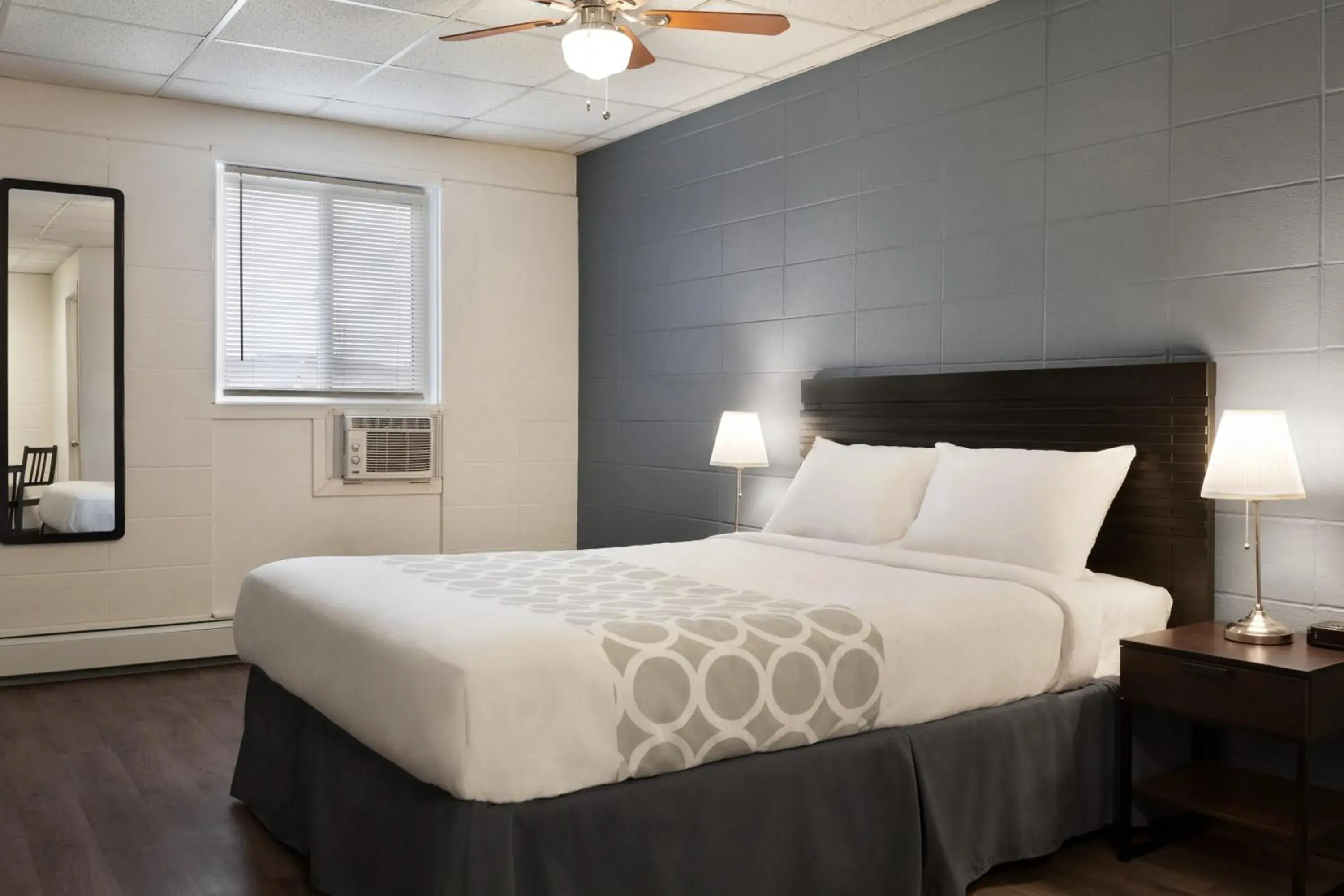 Bedroom, Bed in Howard Johnson by Wyndham Grande Prairie Bedroom, Bed in Howard Johnson by Wyndham Grande Prairie