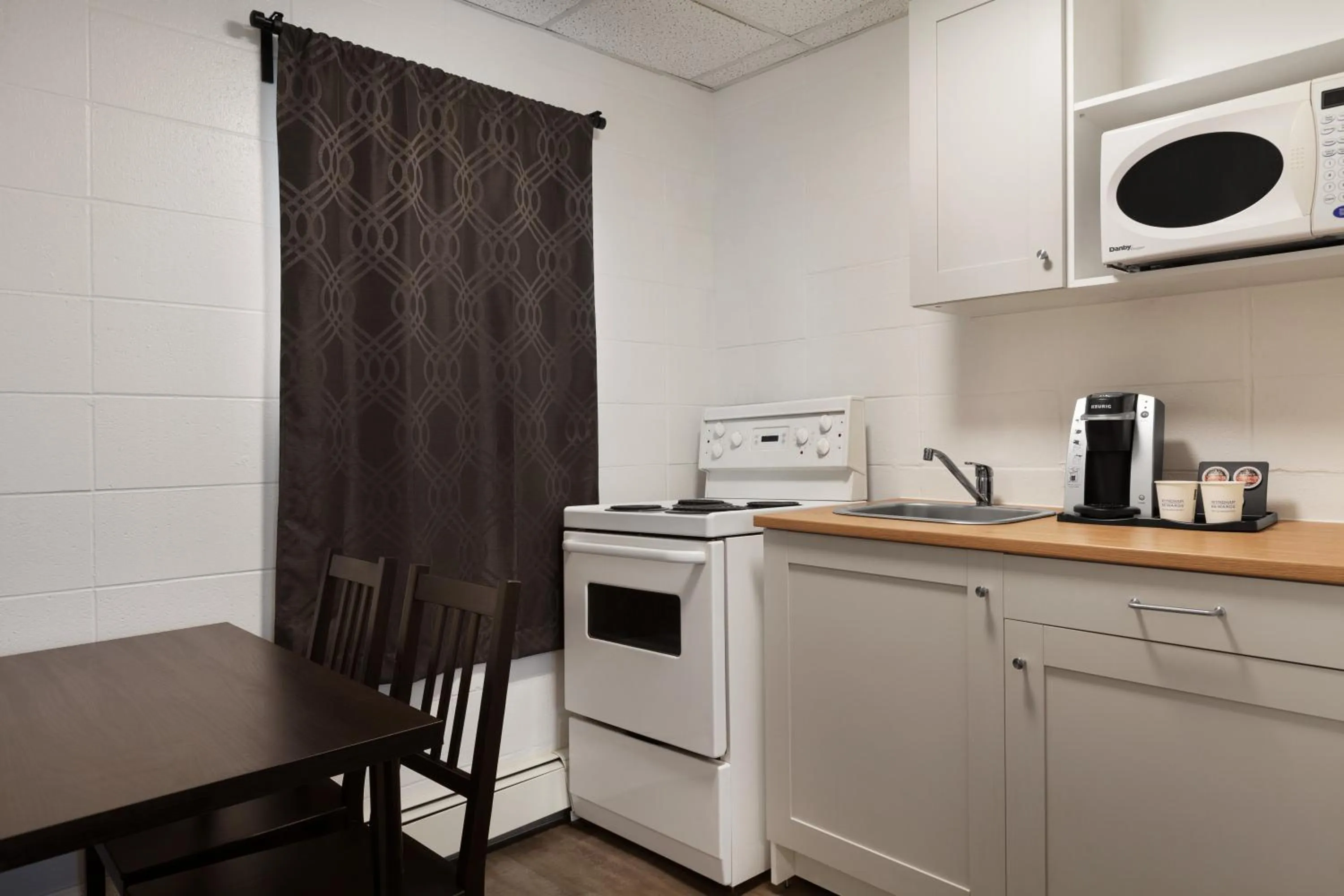 Kitchen or kitchenette in Howard Johnson by Wyndham Grande Prairie