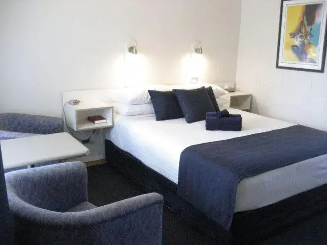 Deluxe Queen Room in Lake Munmorah Motel Deluxe Queen Room in Lake Munmorah Motel