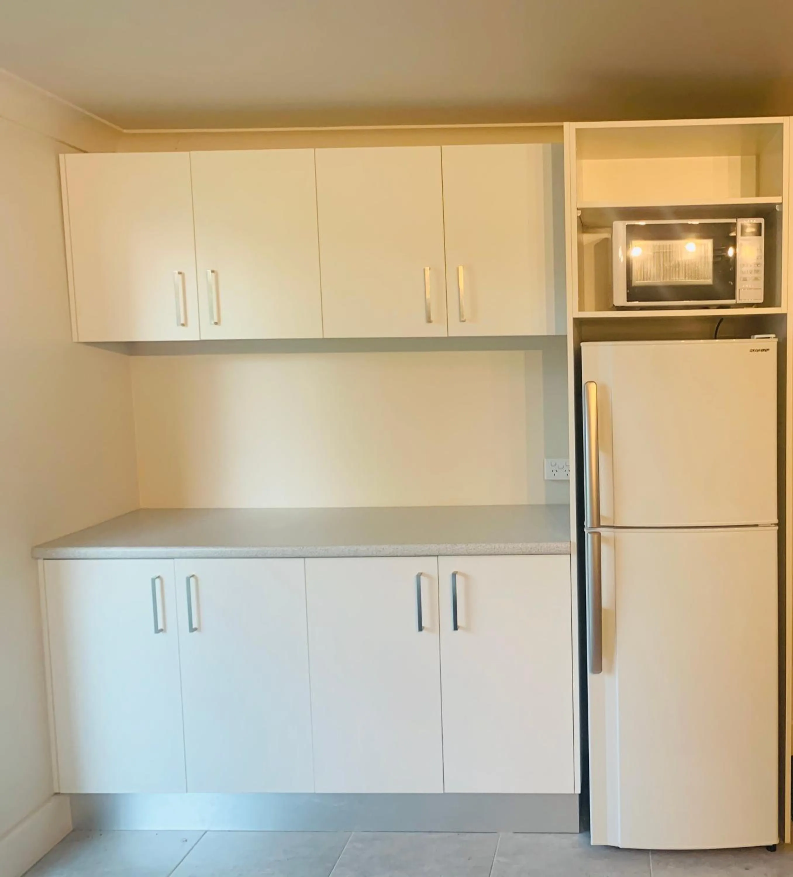 Kitchen or kitchenette in Lake Munmorah Motel
