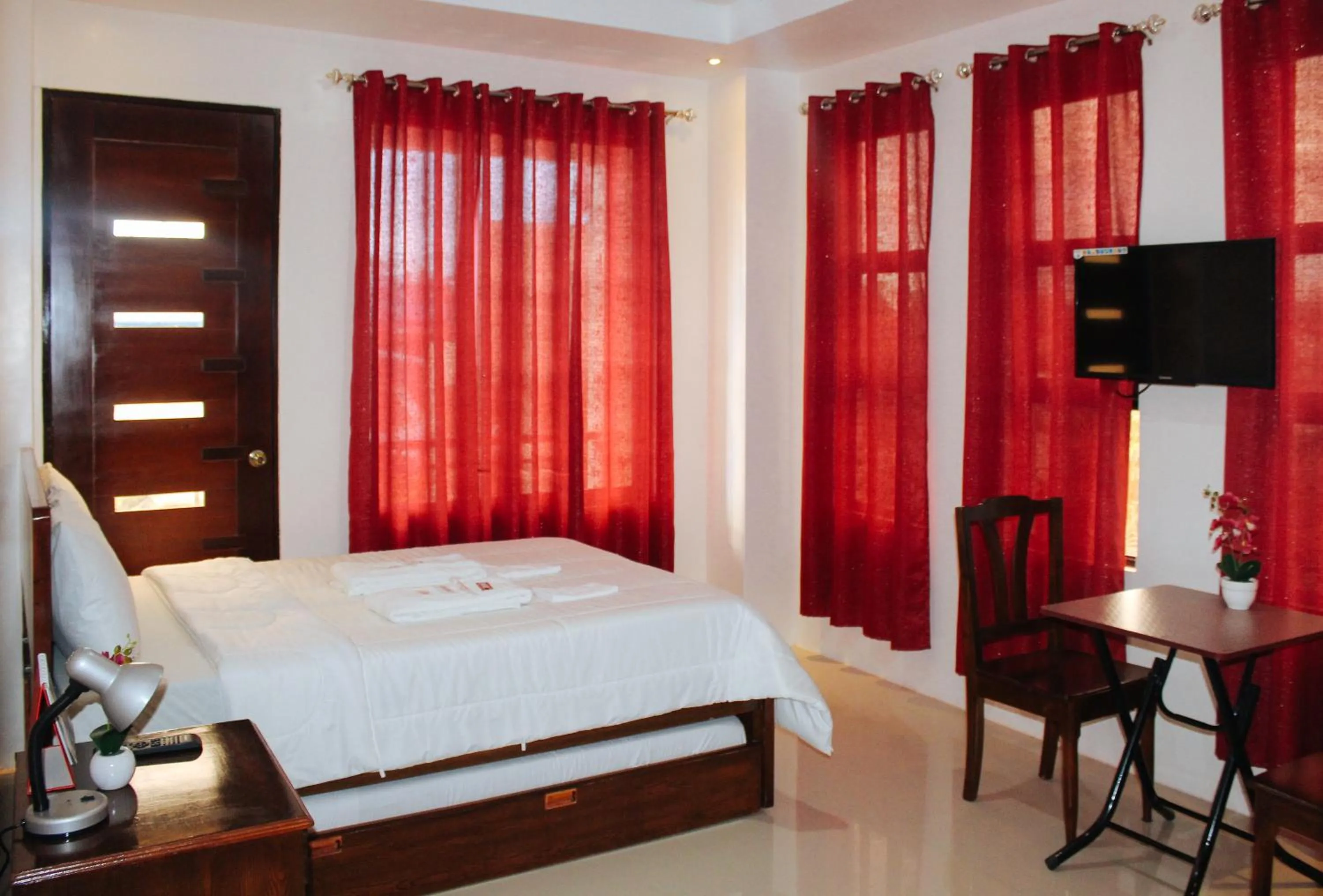 Bed in RedDoorz @ LS Suites Poblacion Culasi Antique