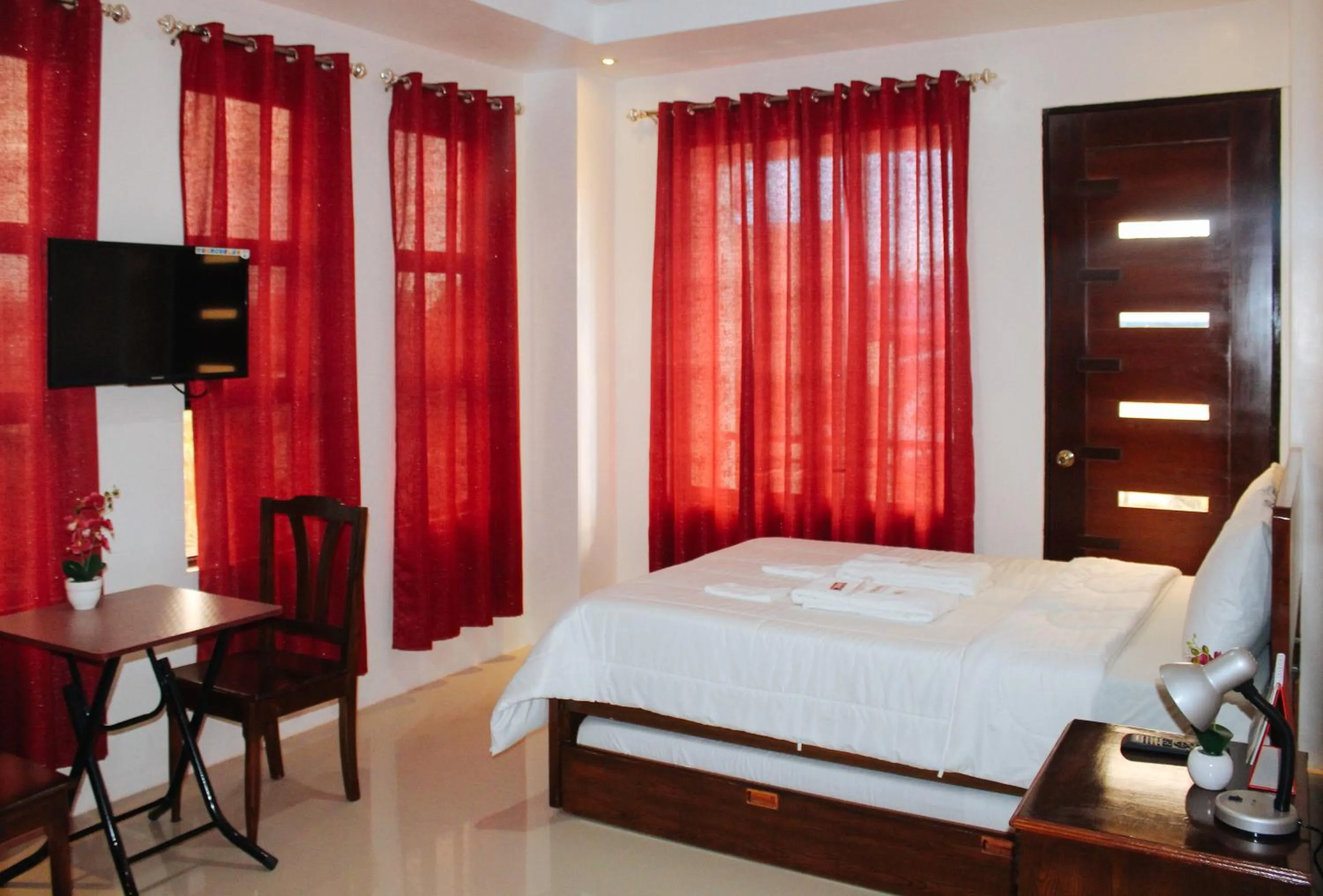 Bed in RedDoorz @ LS Suites Poblacion Culasi Antique