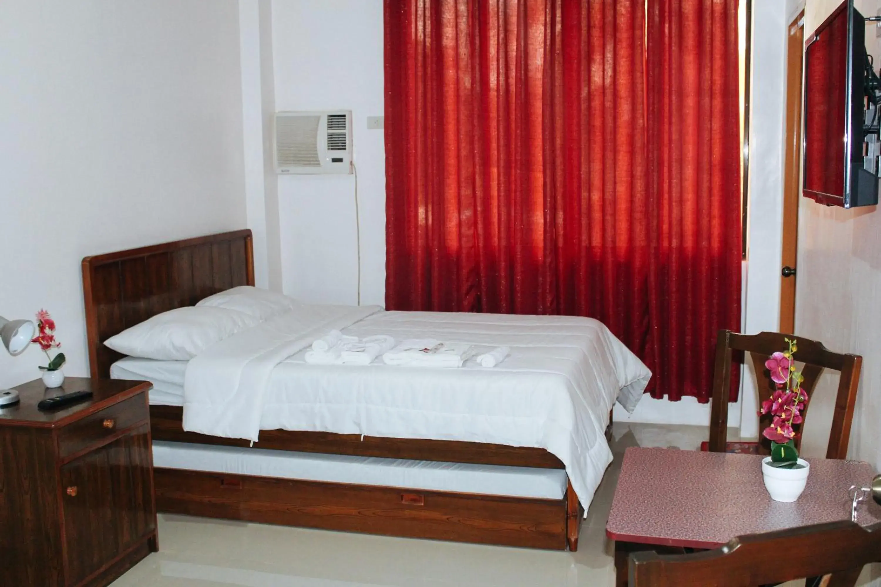 Bed in RedDoorz @ LS Suites Poblacion Culasi Antique Bed in RedDoorz @ LS Suites Poblacion Culasi Antique