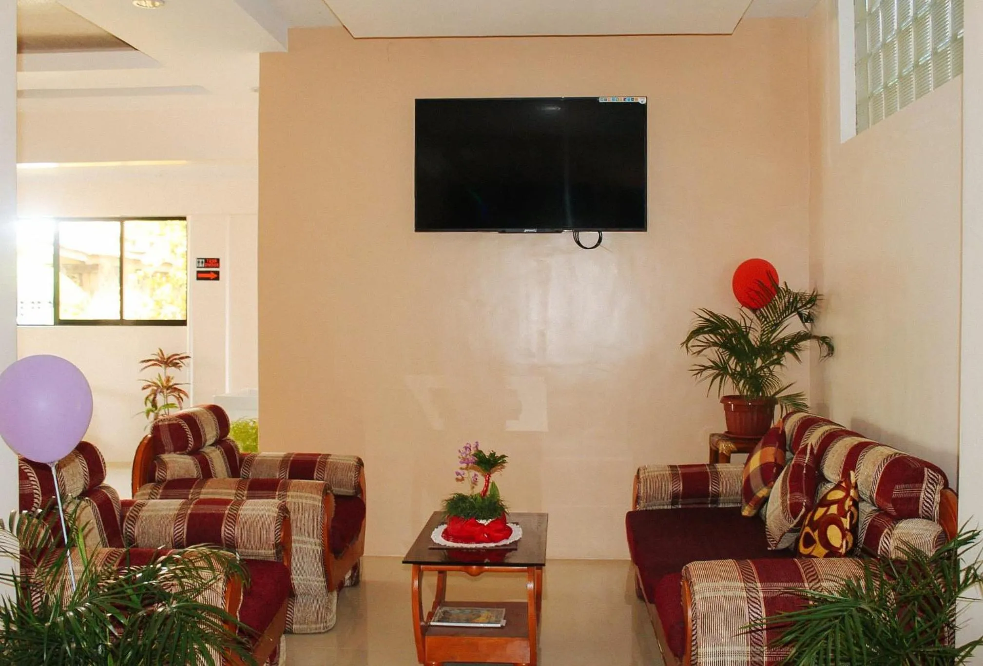 Lobby or reception in RedDoorz @ LS Suites Poblacion Culasi Antique
