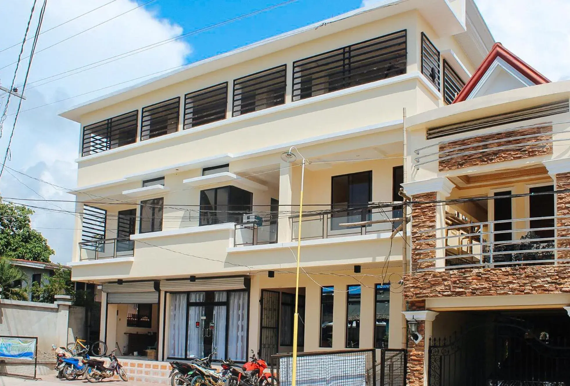 Property building in RedDoorz @ LS Suites Poblacion Culasi Antique Property building in RedDoorz @ LS Suites Poblacion Culasi Antique