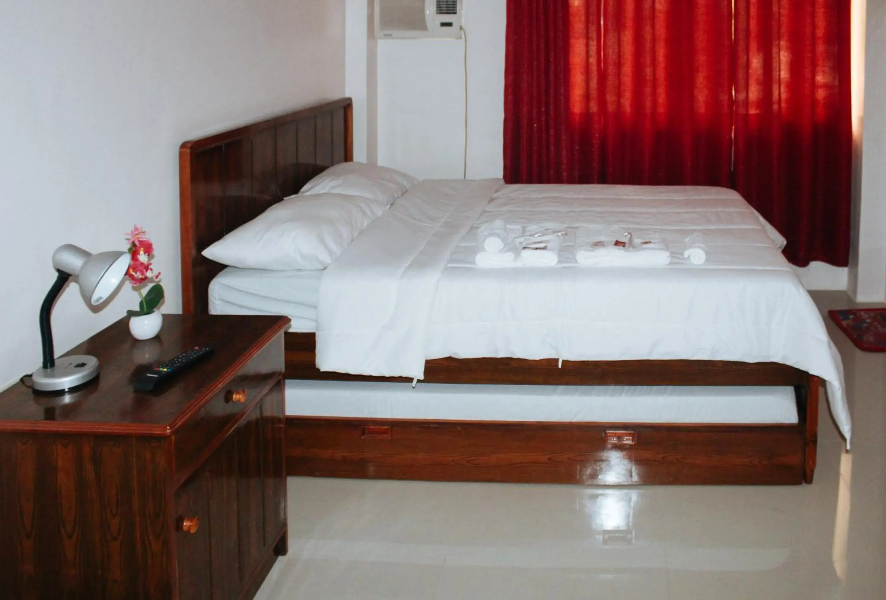 Bed in RedDoorz @ LS Suites Poblacion Culasi Antique Bed in RedDoorz @ LS Suites Poblacion Culasi Antique