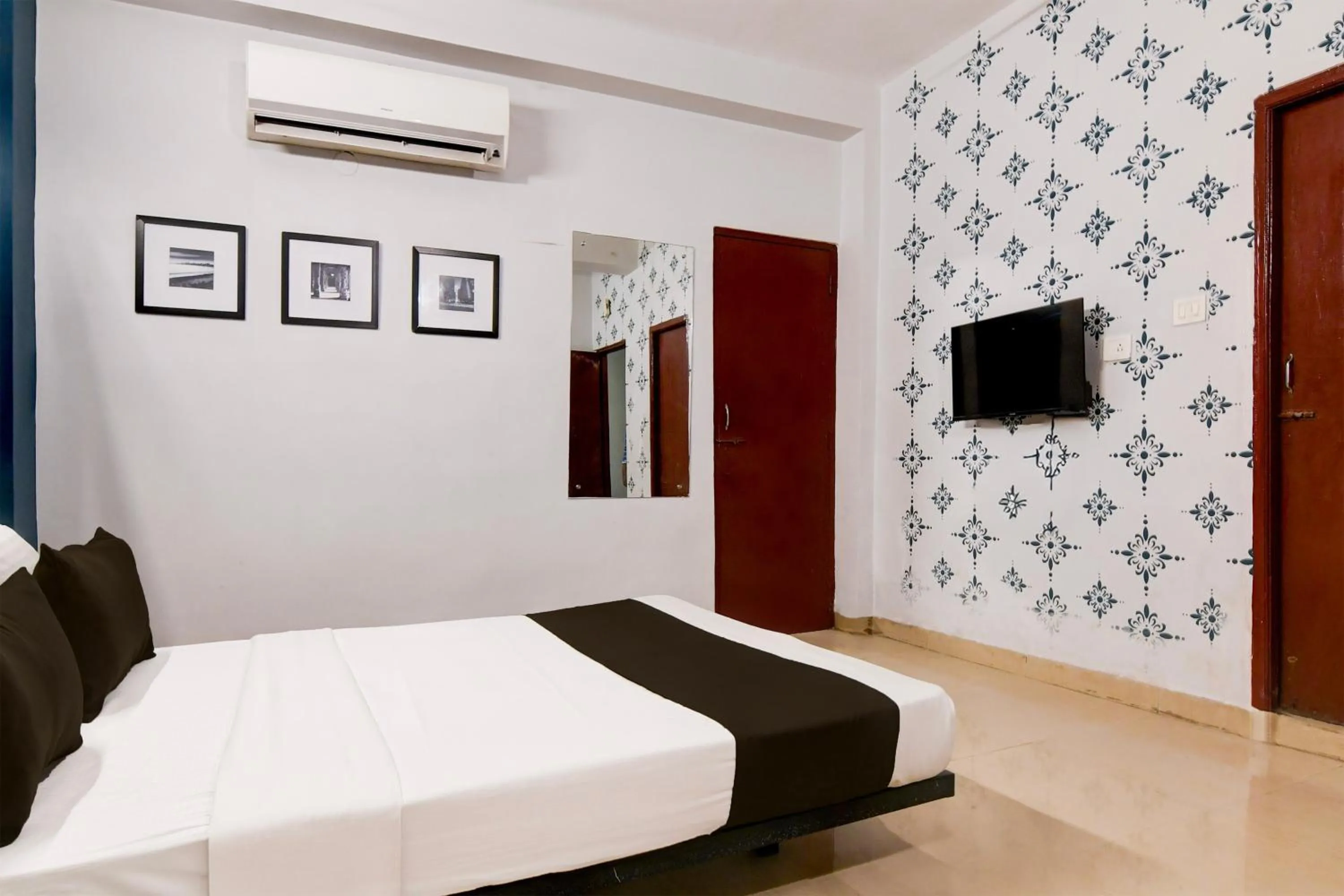 Bedroom, Bed in Super Hotel O Picnic Garden formerly Amaris Stay